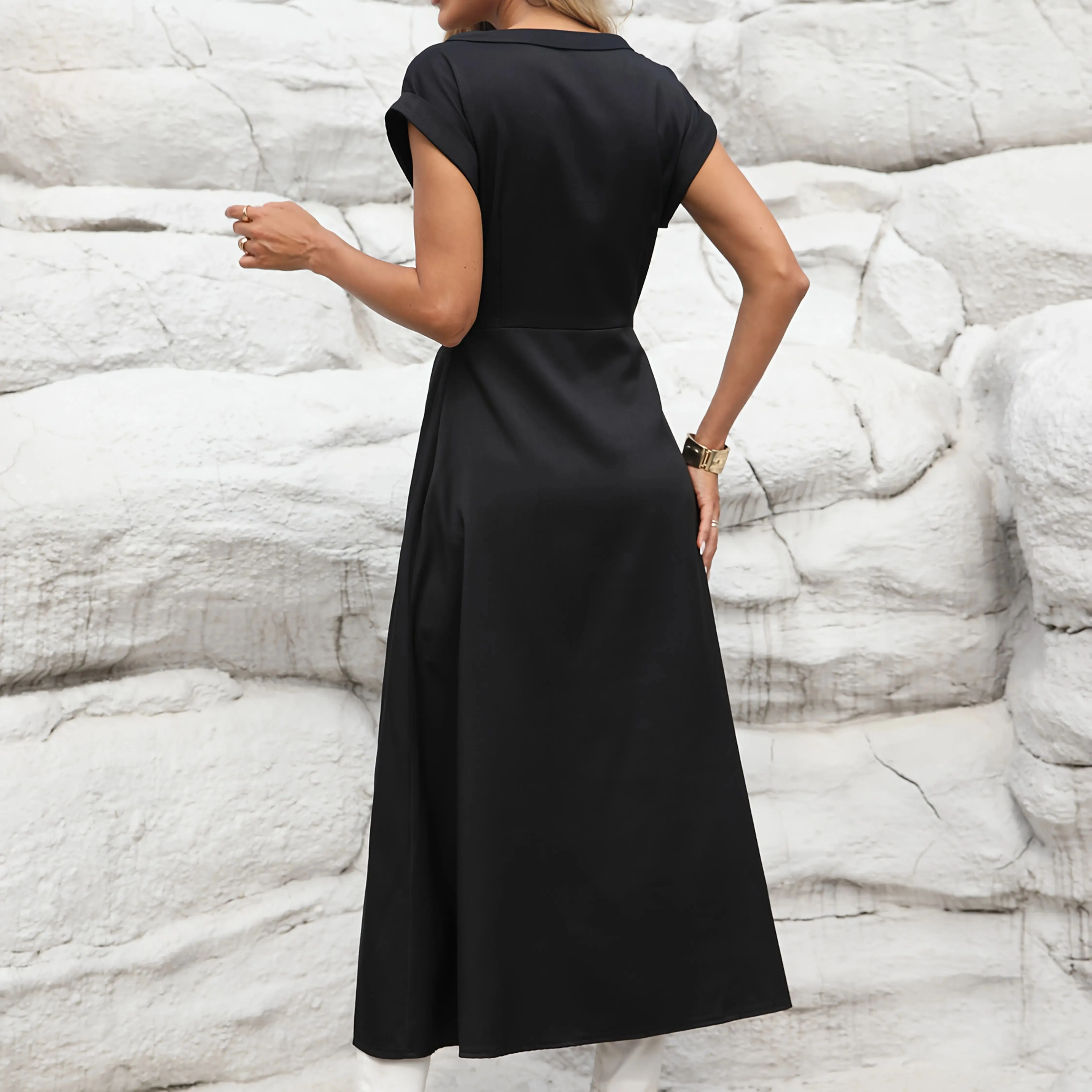 Chemise longue en satin noir pour femmes, manches courtes, col rond, fentes latérales, coupe ample, robe luxueuse et décontractée pour tous les jours