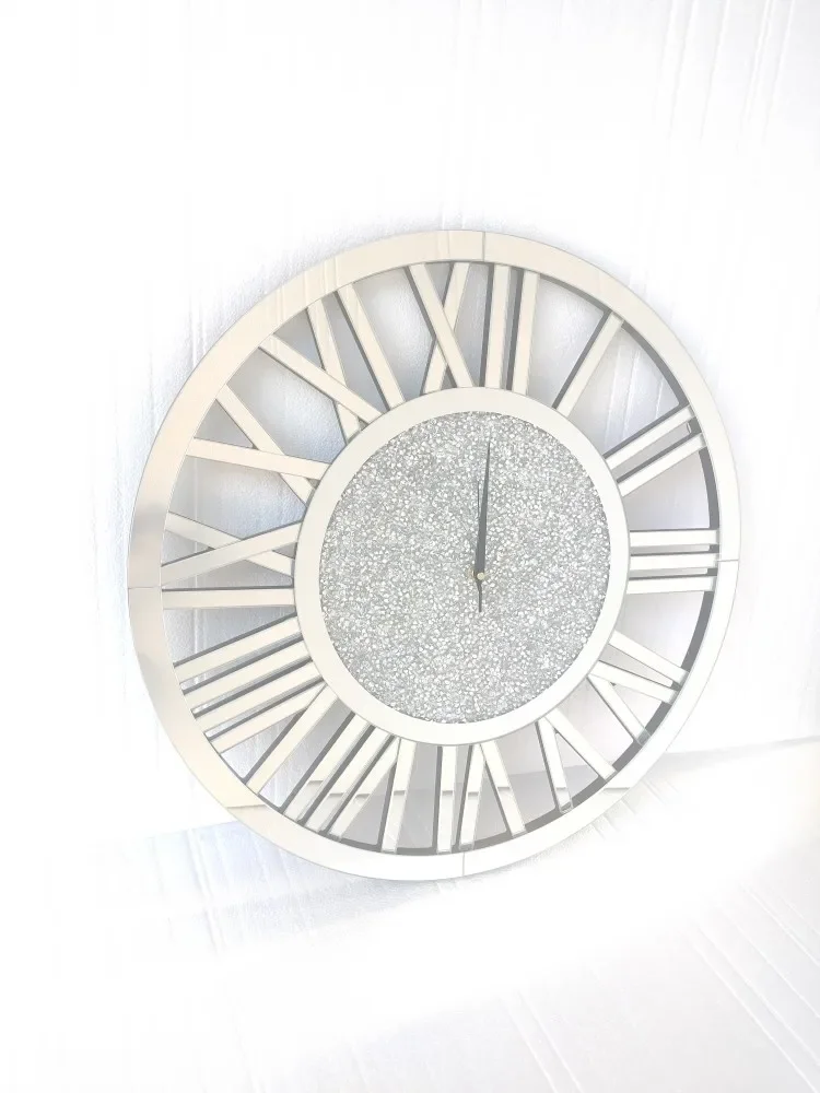 

The clock looks good, practical and exquisite wall-mounted