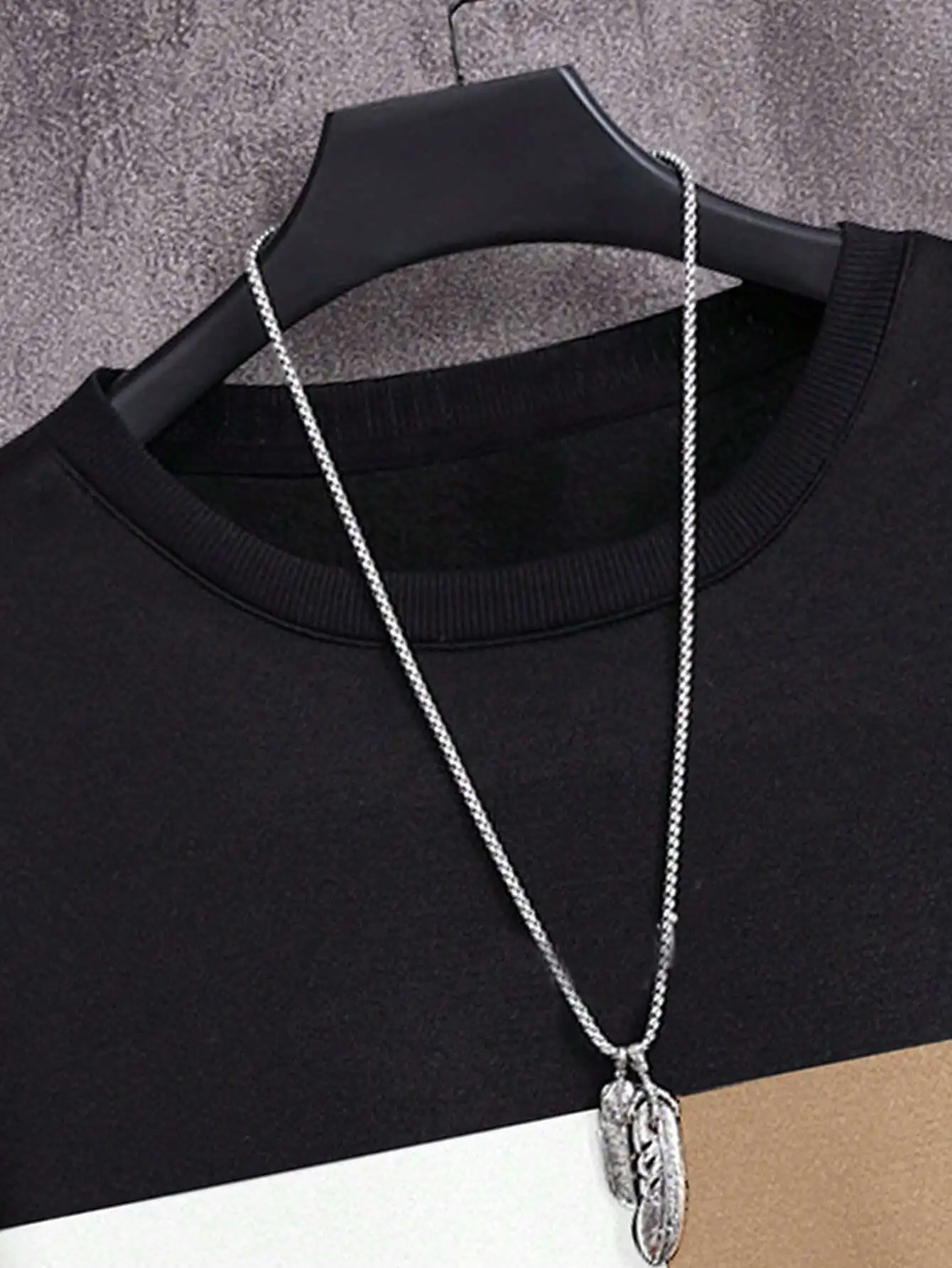 

Мужской повседневный комплект из свитшота и спортивных брюк с контрастными вставками