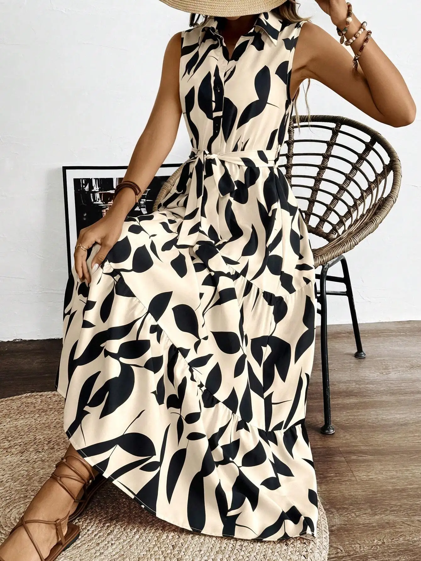 

Женское макси-платье без рукавов с принтом, воротником-рубашкой и многоярусной юбкой