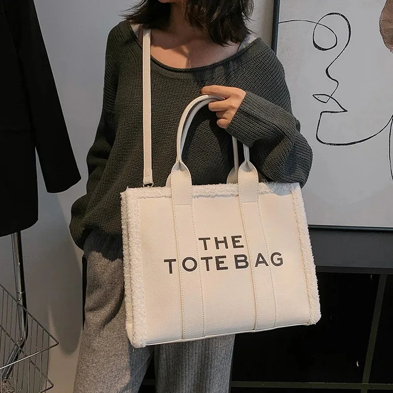 

2025 Новая большая сумка-тоут из искусственной кожи ягненка, просторная женская сумка через плечо, стильная сумка через плечо и портативная сумка, универсальная повседневная сумка