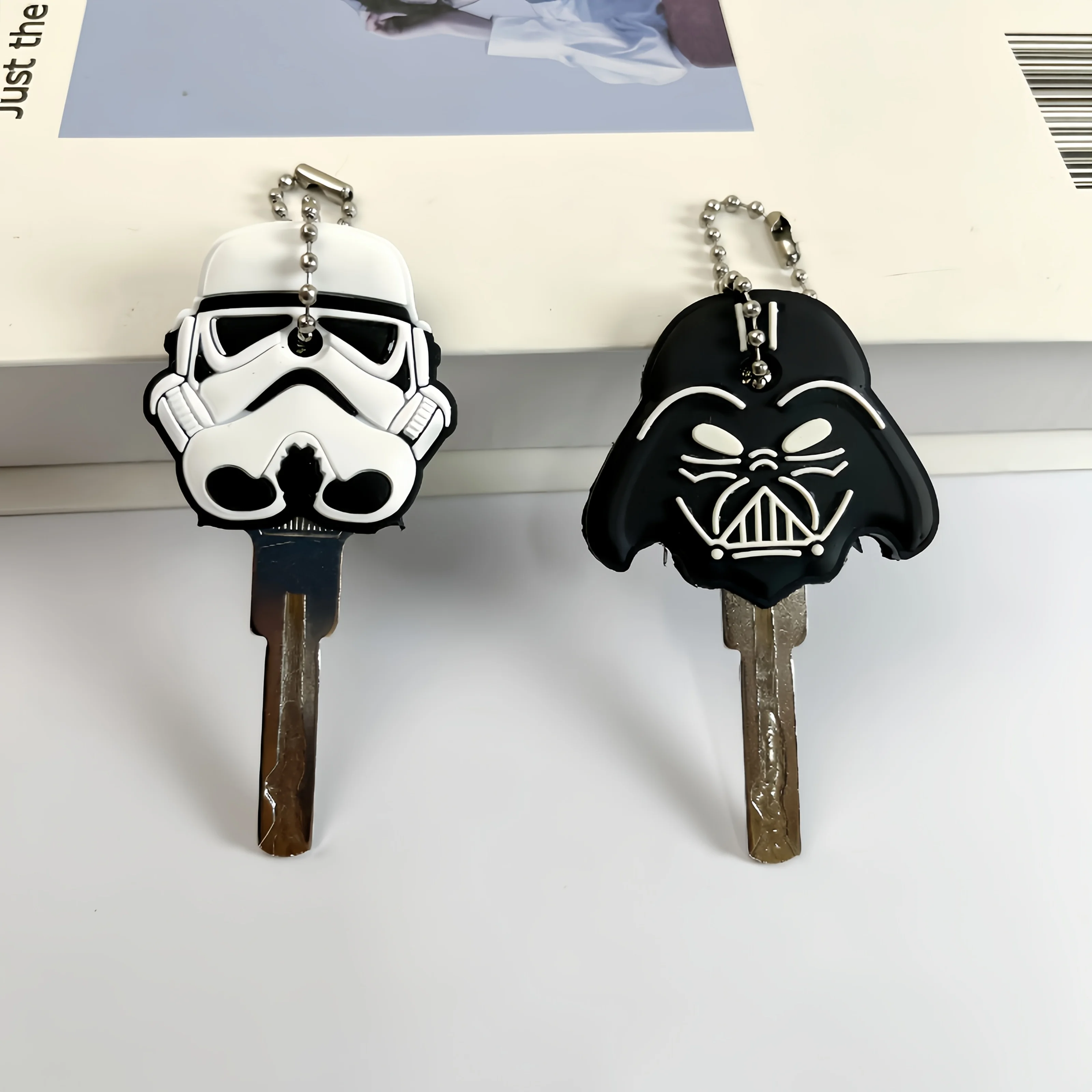 Portachiavi durevole in PVC per cartoni animati, design Stormtrooper in bianco e nero, regalo perfetto per Halloween, Natale, accessori di Halloween