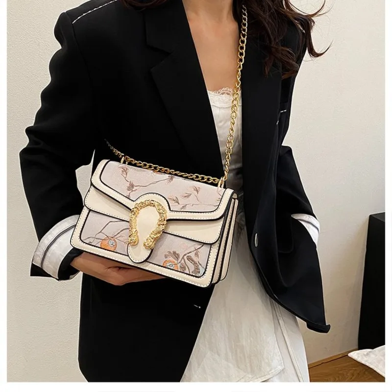 

Новая стильная и универсальная сумка через плечо на одно плечо 2025 года, нишевая ручная женская сумка и высококачественная маленькая квадратная сумка.