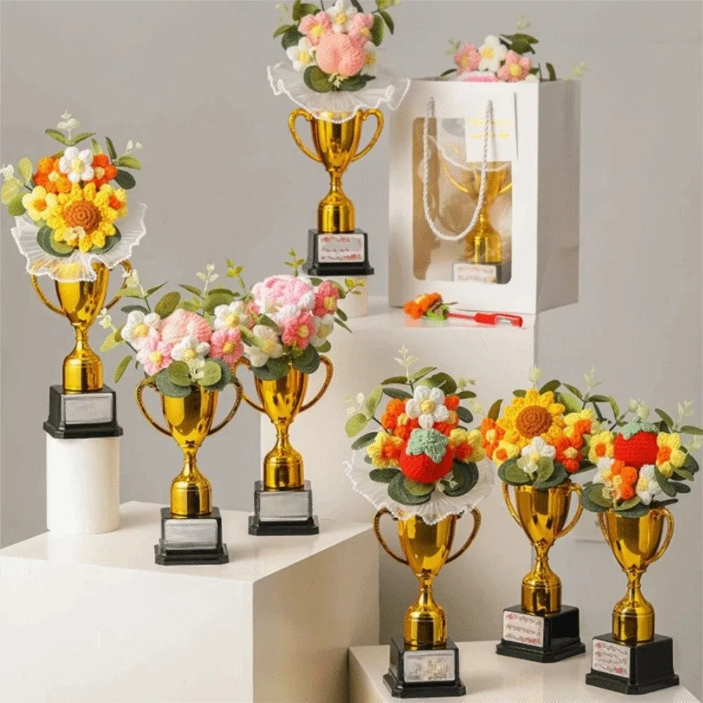 Ornement floral délicat pour la saison des diplômes, base en forme de trophée, fabrication raffinée, souvenir de remerciement pour les enseignants