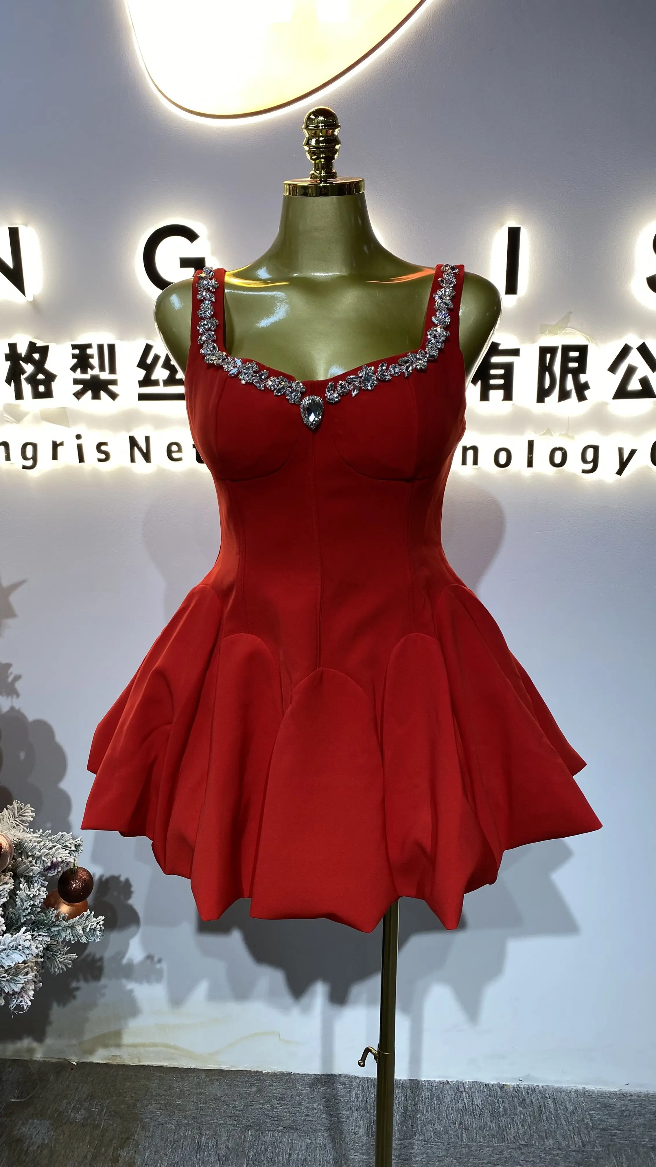 

New Spring/Summer Party Dress for Women: Elegant V-neck Sleeveless High-waisted Slim Fit Pleated Patchwork Casual-GZXX442