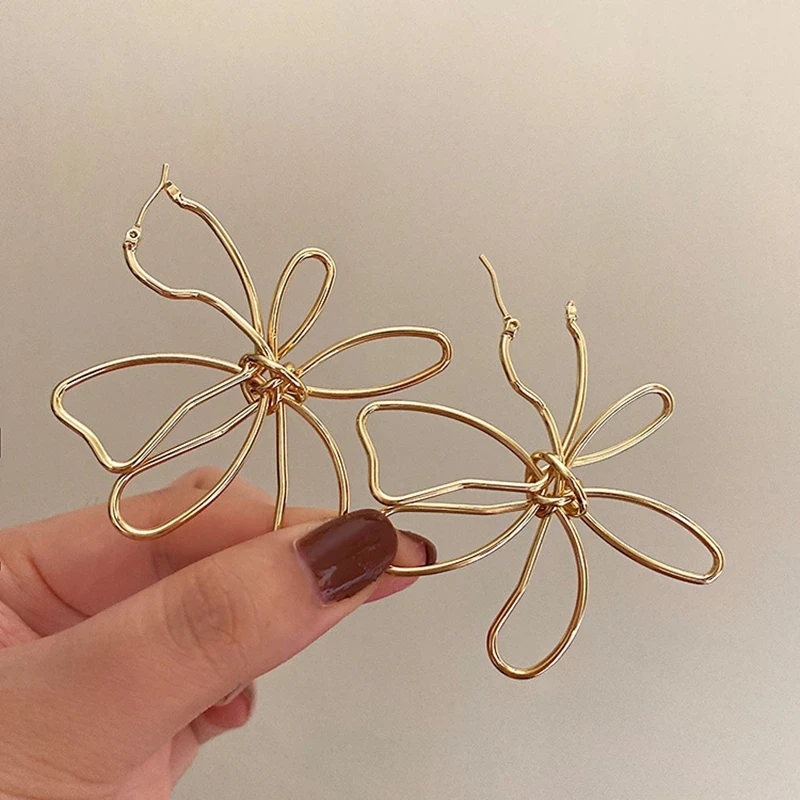 Orecchini di fiori di moda per le donne orecchini a cerchio con linee di metallo minimaliste ragazza femminile accessori per gioielli quotidiani