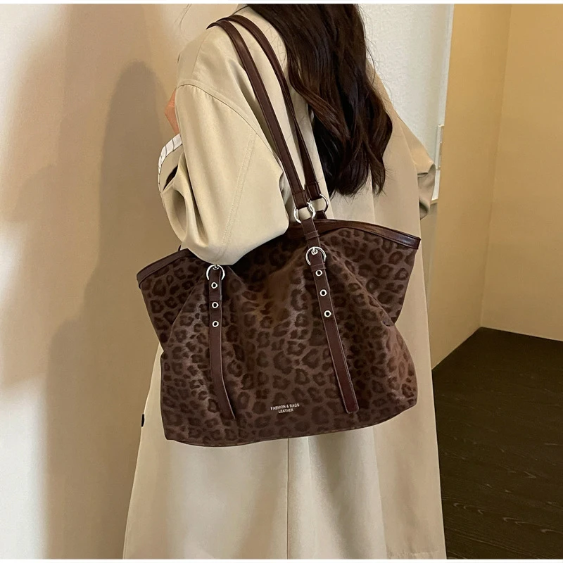 Vintage-Umhängetasche mit Leopardenmuster, Winter-Handtasche aus Kunstwildleder mit großem Fassungsvermögen, verstellbarer Riemen, Metallring-Dekoration, weiche Hobo-Tasche. – Detail 4
