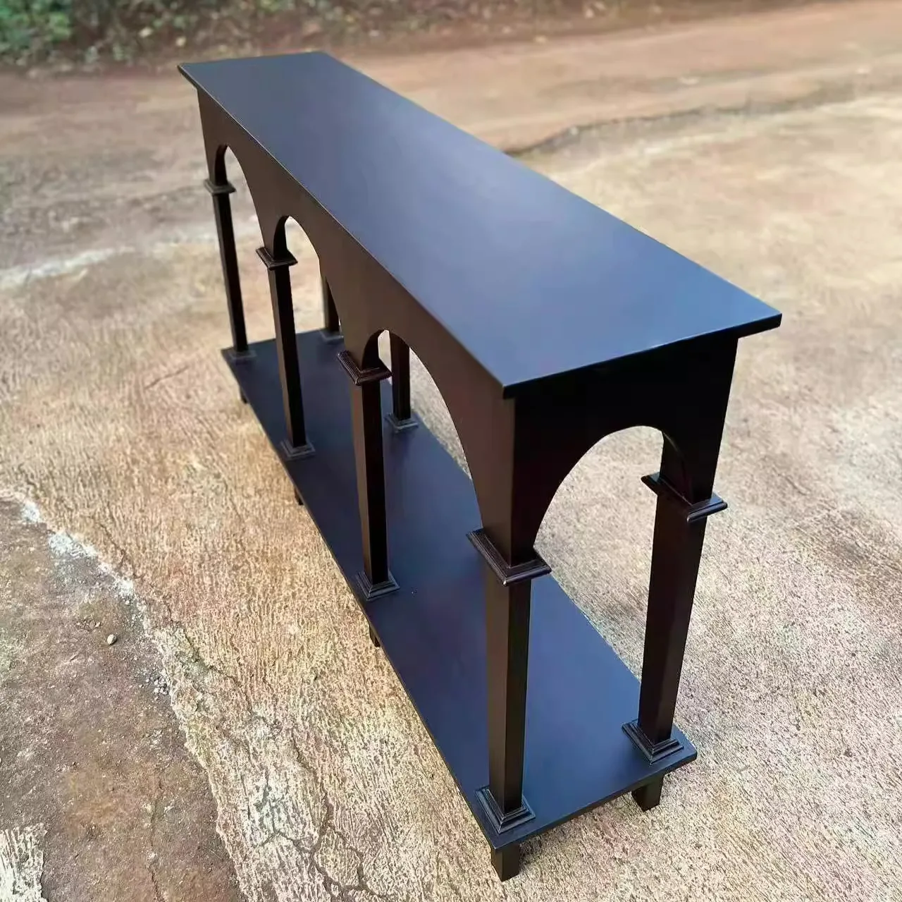 أريكة طاولة كونسول قديمة وحديثة وبسيطة، وطاولة عرض خلفية مناسبة لممر فندق المدخل العائلي أو البهو