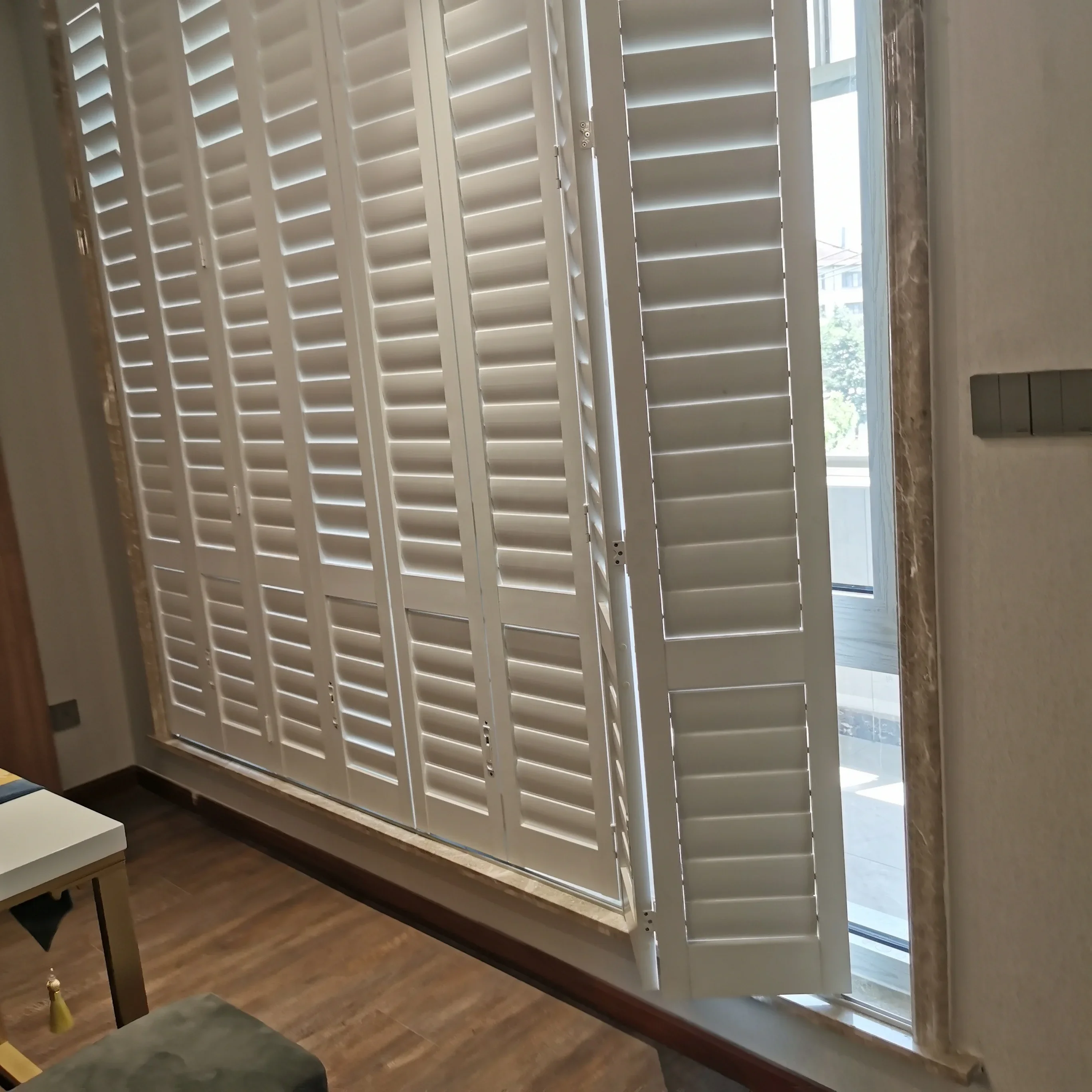 yyhcUp and Down Tracks Indoor Outdoor Wooden Aluminum Multi Fold Panel Shutters Louver Blind Window Door Customized