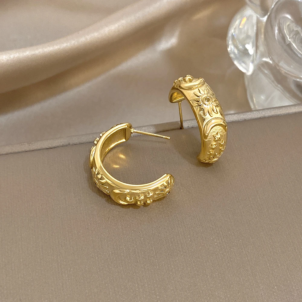 Anting-anting berbentuk C dari baja tahan karat minimalis untuk wanita anting-anting kancing bulan matahari bintang berukir retro hadiah perhiasan tahan air