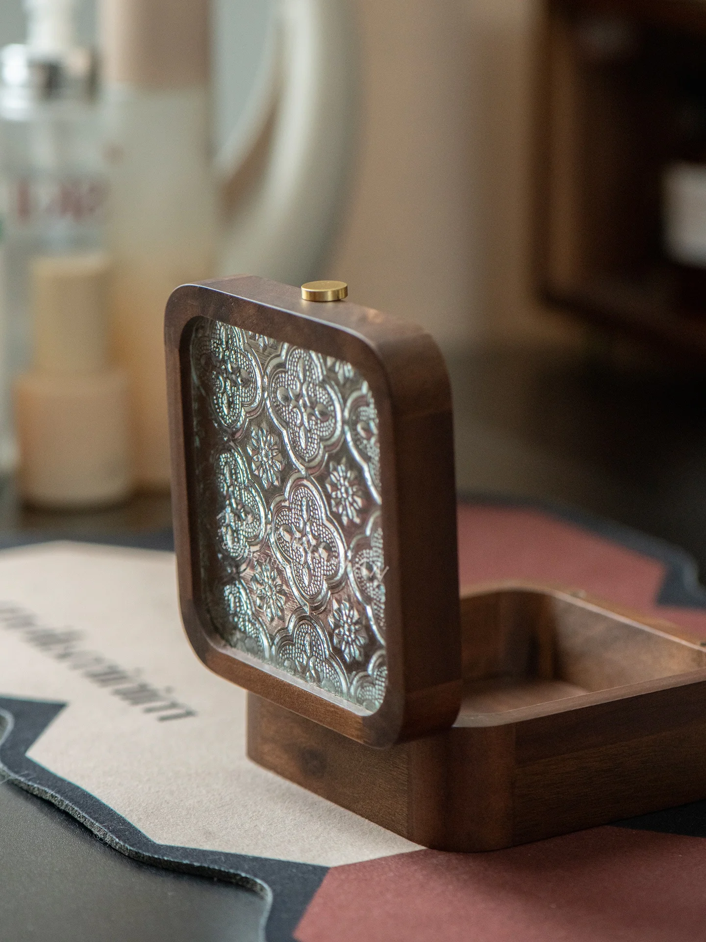 

Wooden Hand Chain Box Creative Wooden Jewelry Box for Wedding Gifts Bracelet Nelace Storage Box Luxury mat Design