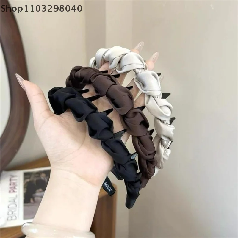 

Элегантный темпераментный обруч для волос в маленьком шикарном стиле с тканевым покрытием и противоскользящими зубцами, предназначенный для женщин