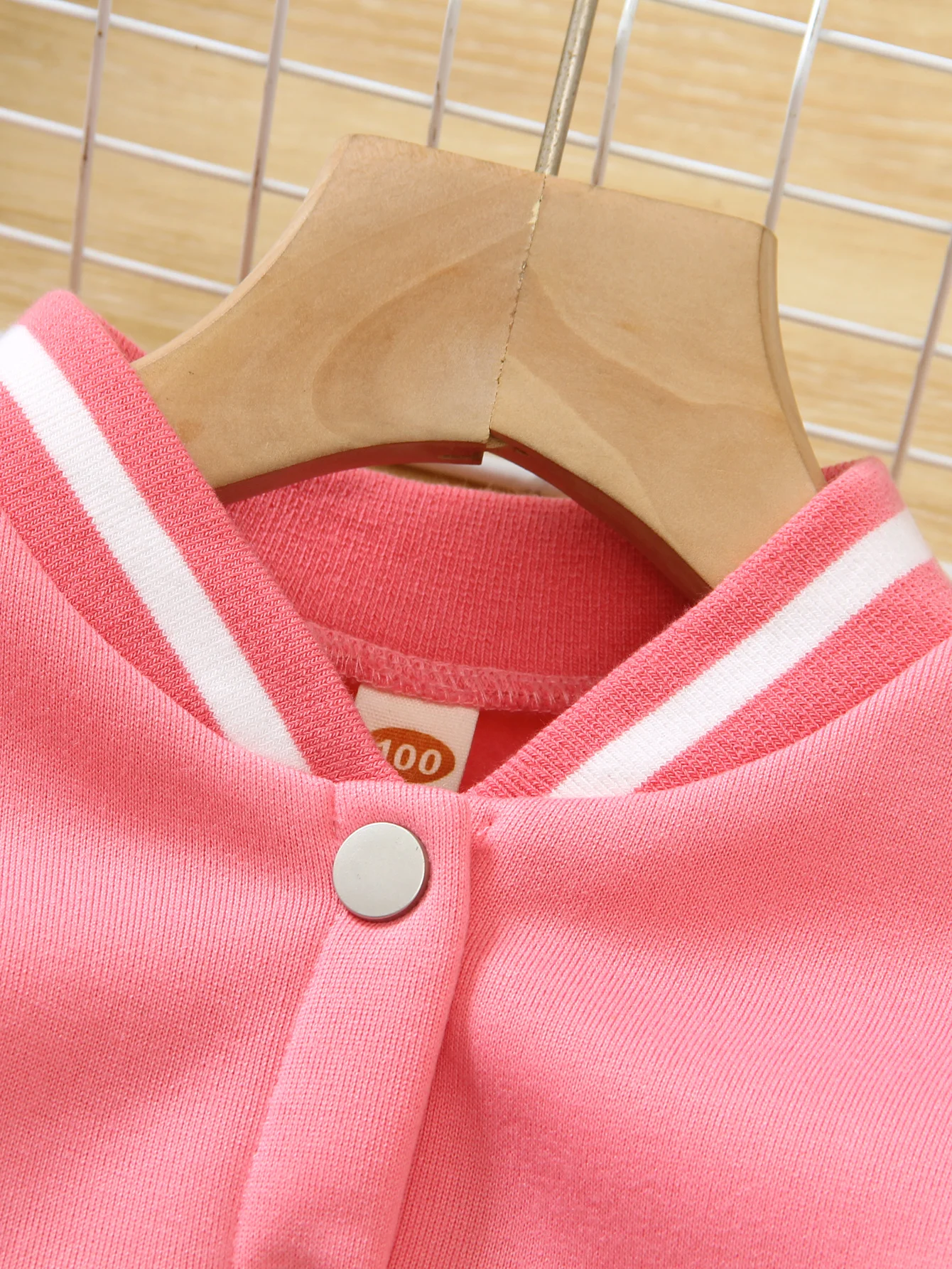 Le giacche da baseball rosa da ragazza casual e alla moda autunnali e invernali con stampe di lettere dei cartoni animati sono adatte per le gite quotidiane