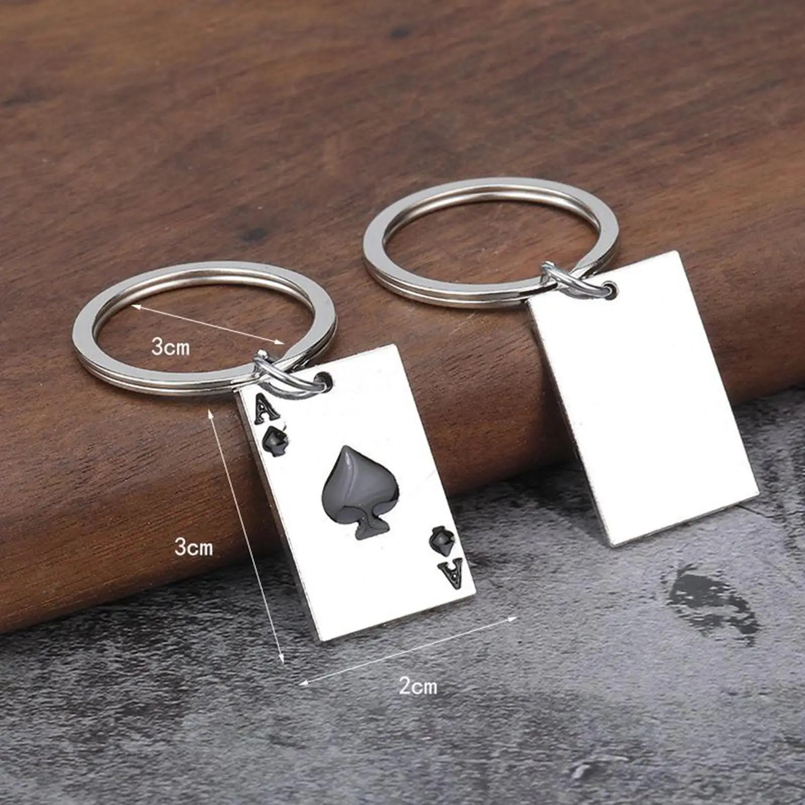 Llavero con colgante de llave de naipes, llavero de coche, llaveros pequeños de espadas rojas, llaveros creativos, dije de bolso para hombres y mujeres