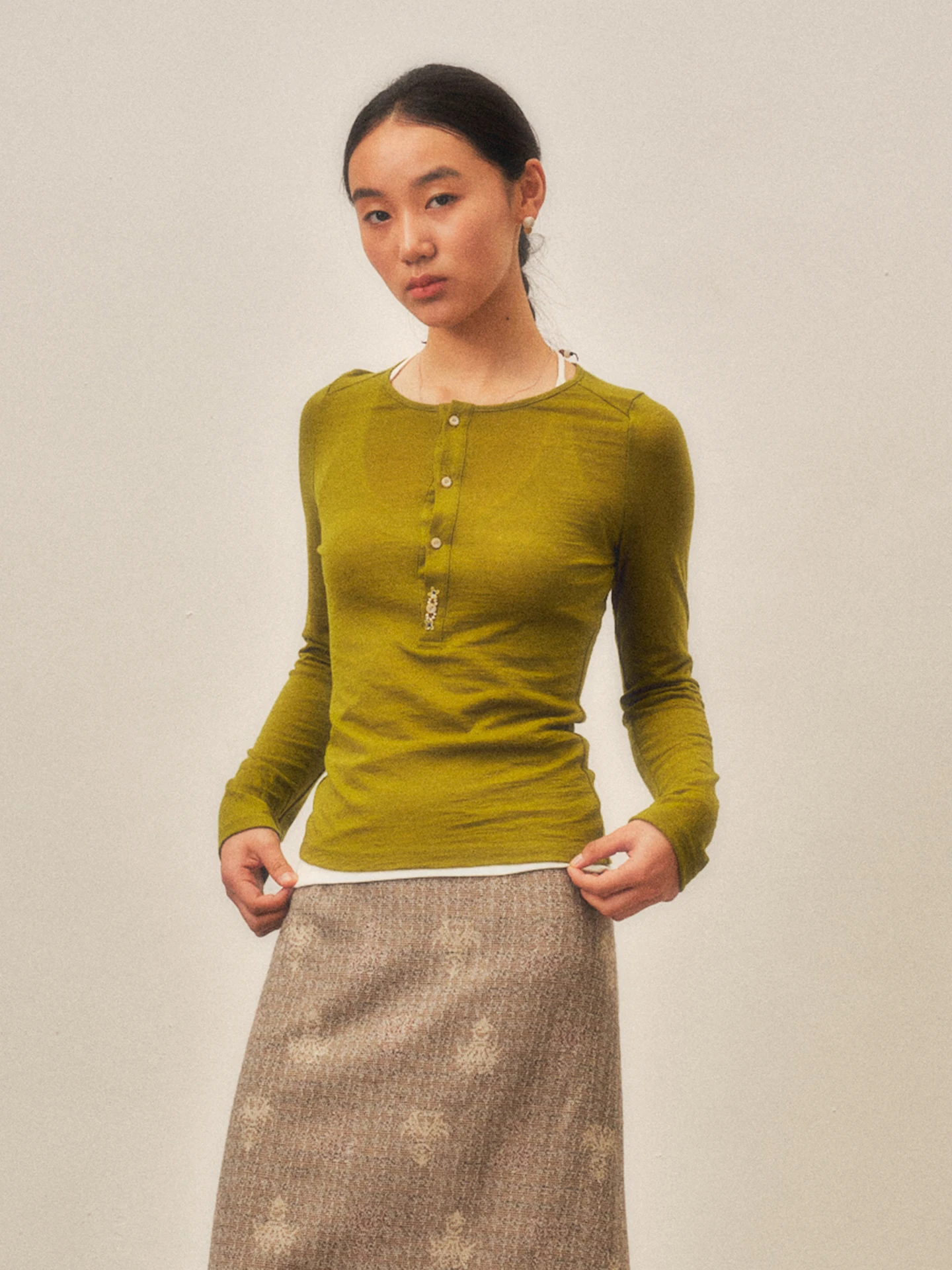 

Женская футболка из шерстяной ткани ao Xii, повседневная, с длинным рукавом, воротником-хенли, декоративными пуговицами, новая модель для ранней осени