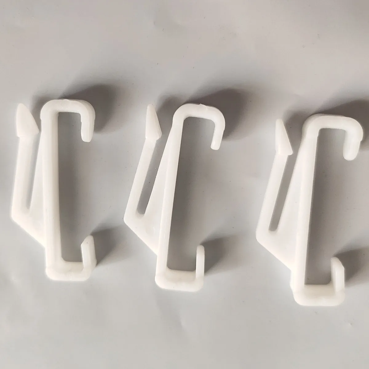 50Pcs Curtain Track Gliders Bean Sprout Shape Plastic Slides Hooks for Window Door Shower Curtains Rod Slides Traversing Slim