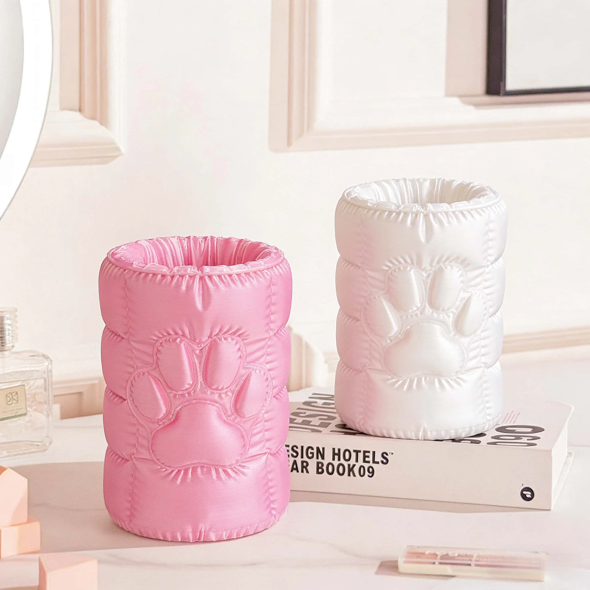 

Multifunctional Cat Paw Makeup Brush Holder, Cute Pen Cup Organizer for Vanity, Desk, Bathroom Cosmetics & Small Accessories