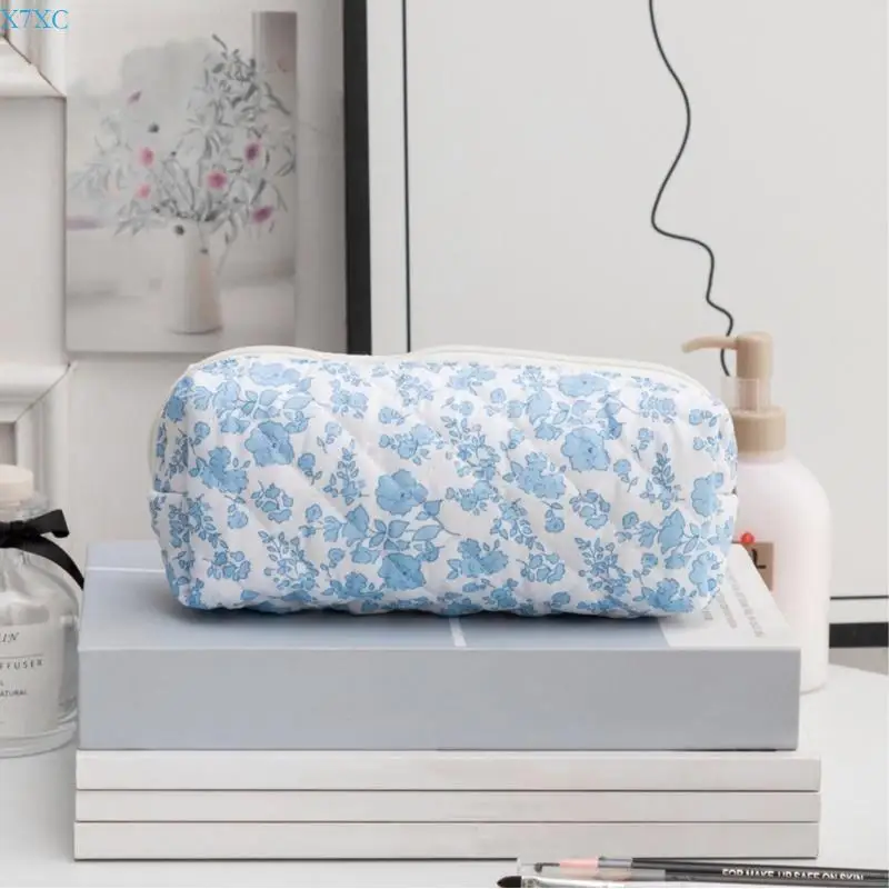 

X7XC Travel Makeup Bag Quilted Wash Bag Large Capacity Flower Cosmetic Bag for Women
