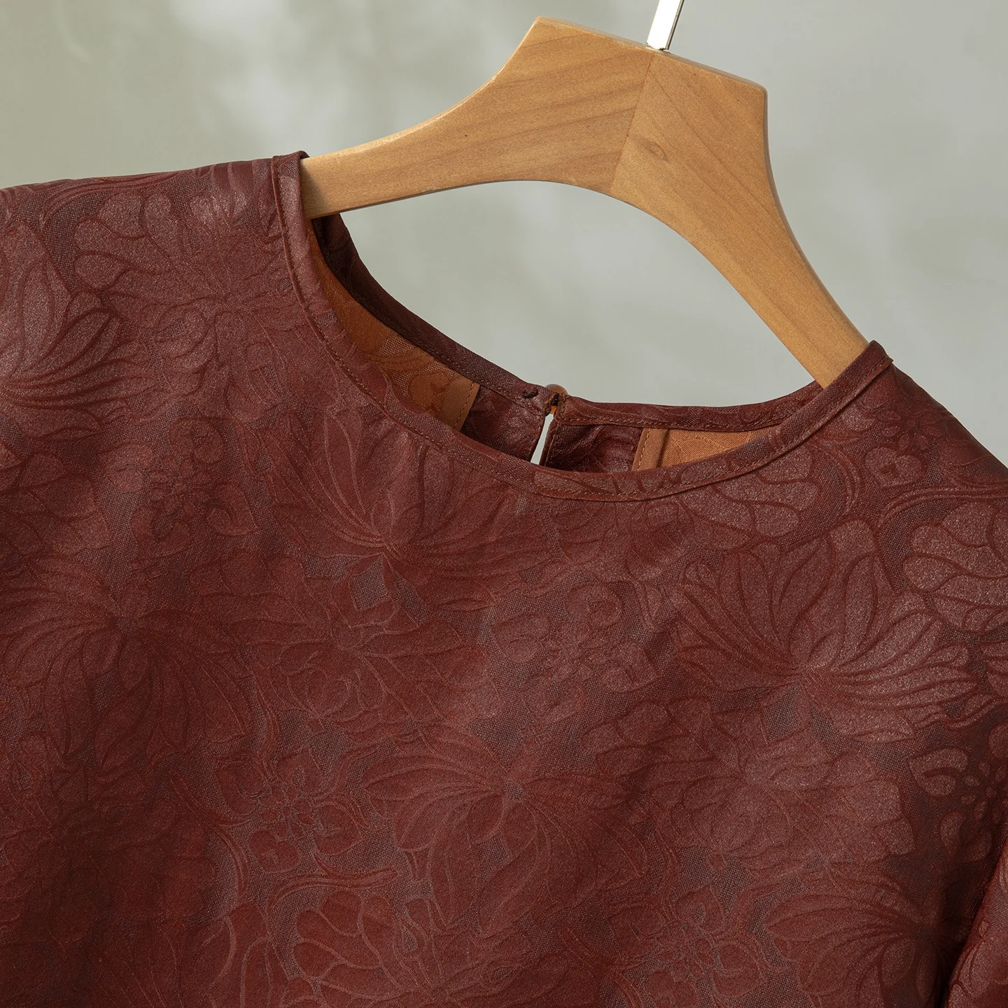 Women's New 100%Natural Mulberry Silk Red Cloud Yarn Buddha Hand Lotus Jacquard Versatile Casual Round Neck Short Sleeve T-shirt