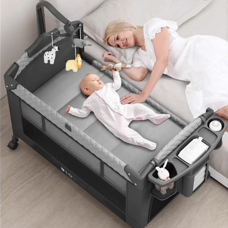 Nieuwe babyluiertafel, beweegbaar gesplitst groot bed, opvouwbaar babybedje, draagbaar pasgeboren nachtkastje, babyschommelbed