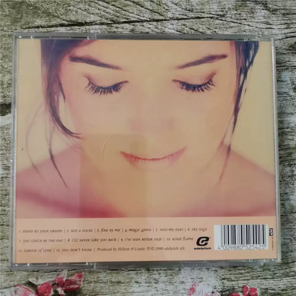 CD Lizette Fine By MeIt combina chantando pop suave com ritmo e ritmo R&B, que é o "light rythm lyric pop"