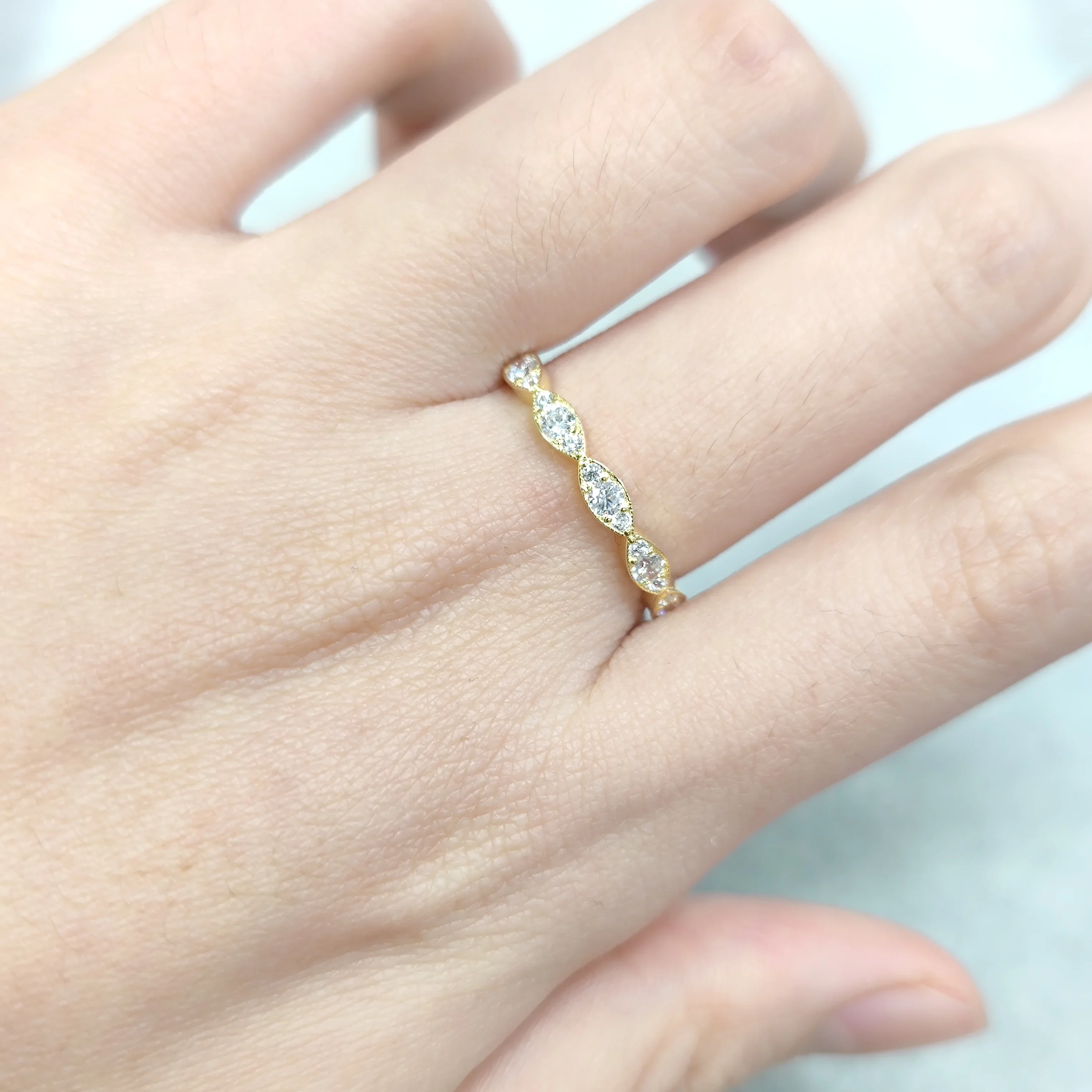 925 เงินสเตอร์ลิง GEM'S บัลเล่ต์รอบ Moissanite Infinity แรงบันดาลใจ Scalloped STACKABLE Band Twisted Milgrain แหวน