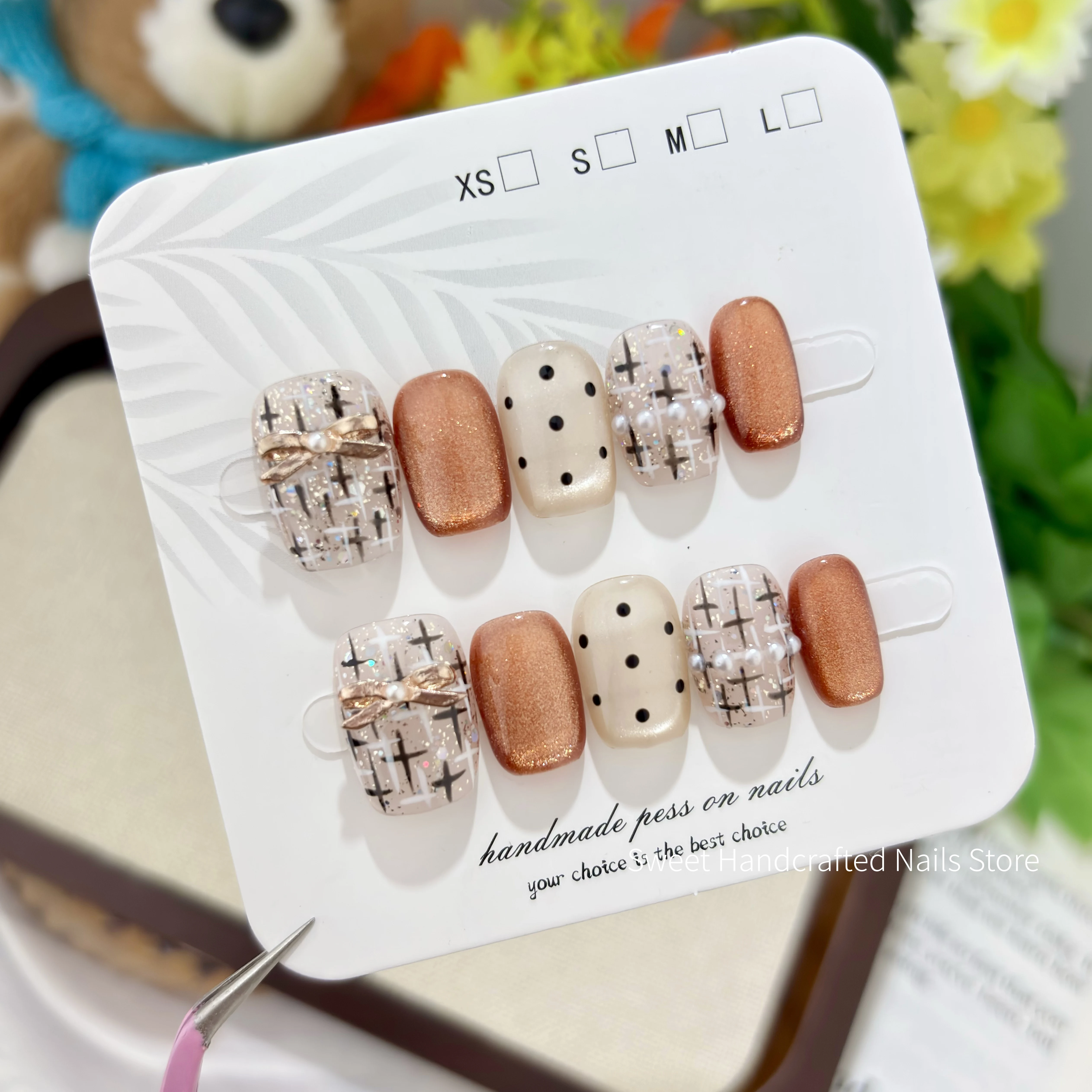 High-End Autumn and Winter Short Manicure Style, Fashionable Bright Plaid Press-On Nails, Elegant Bowknot Pearl Accessories, Golden Brown Polka Dot Dynamic Cat-Eye Effect Fake Nail Stickers, Suitable for Daily Commutin