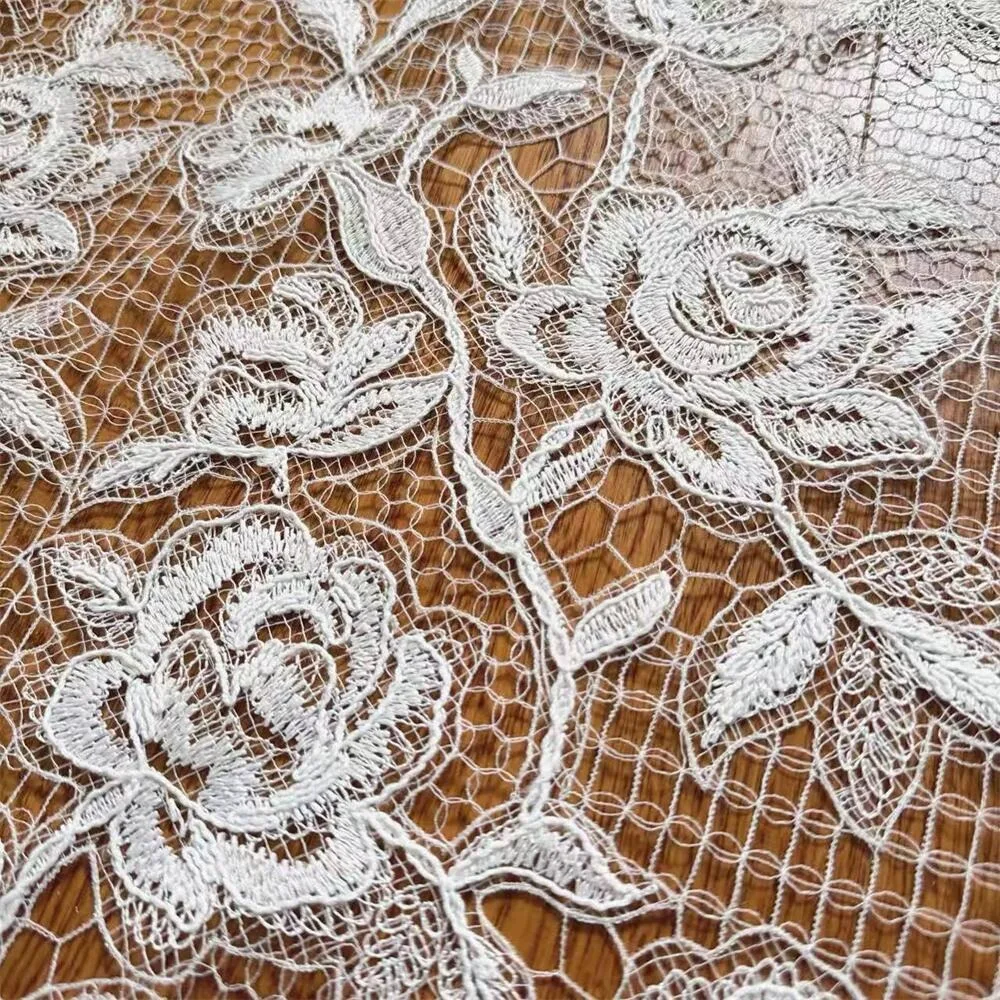 Großflächiger Hohler Rosen-Spitzenstoff, Kleiner Pailletten-Modestoff für Kleider, Französischer Blumen-Nähstoff – Detail 6