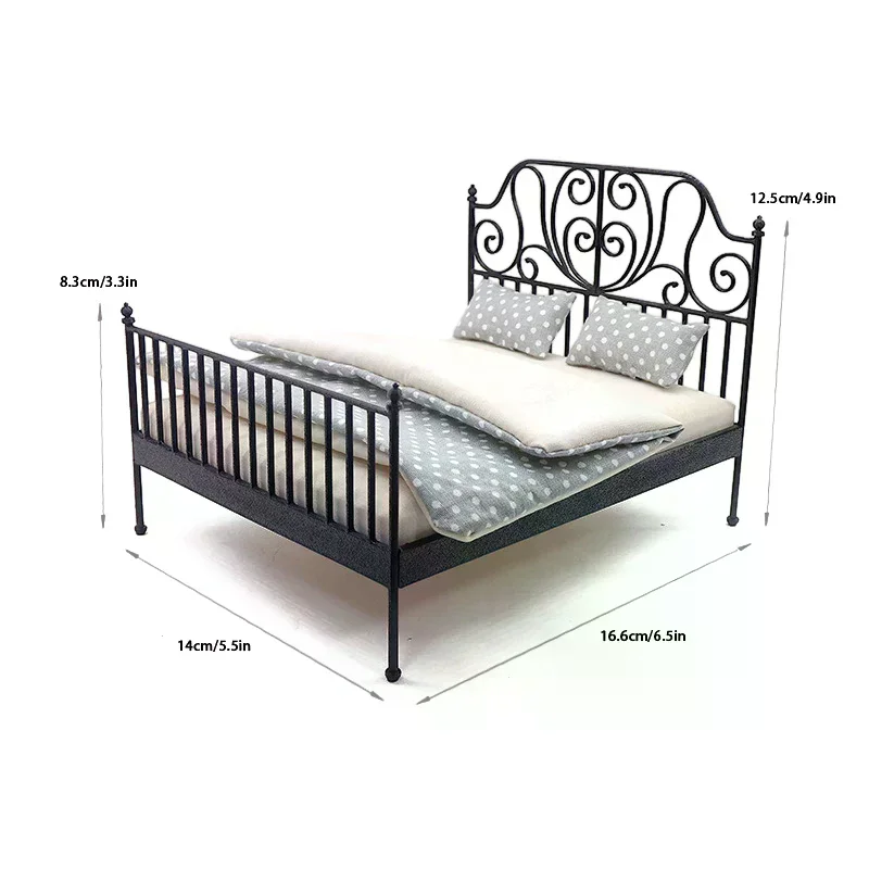 1/12 인형 집 시뮬레이션 유럽식 침대 매트리스 베개 이불 인형 집 철제 더블 침대 침실 가구 장식 장난감