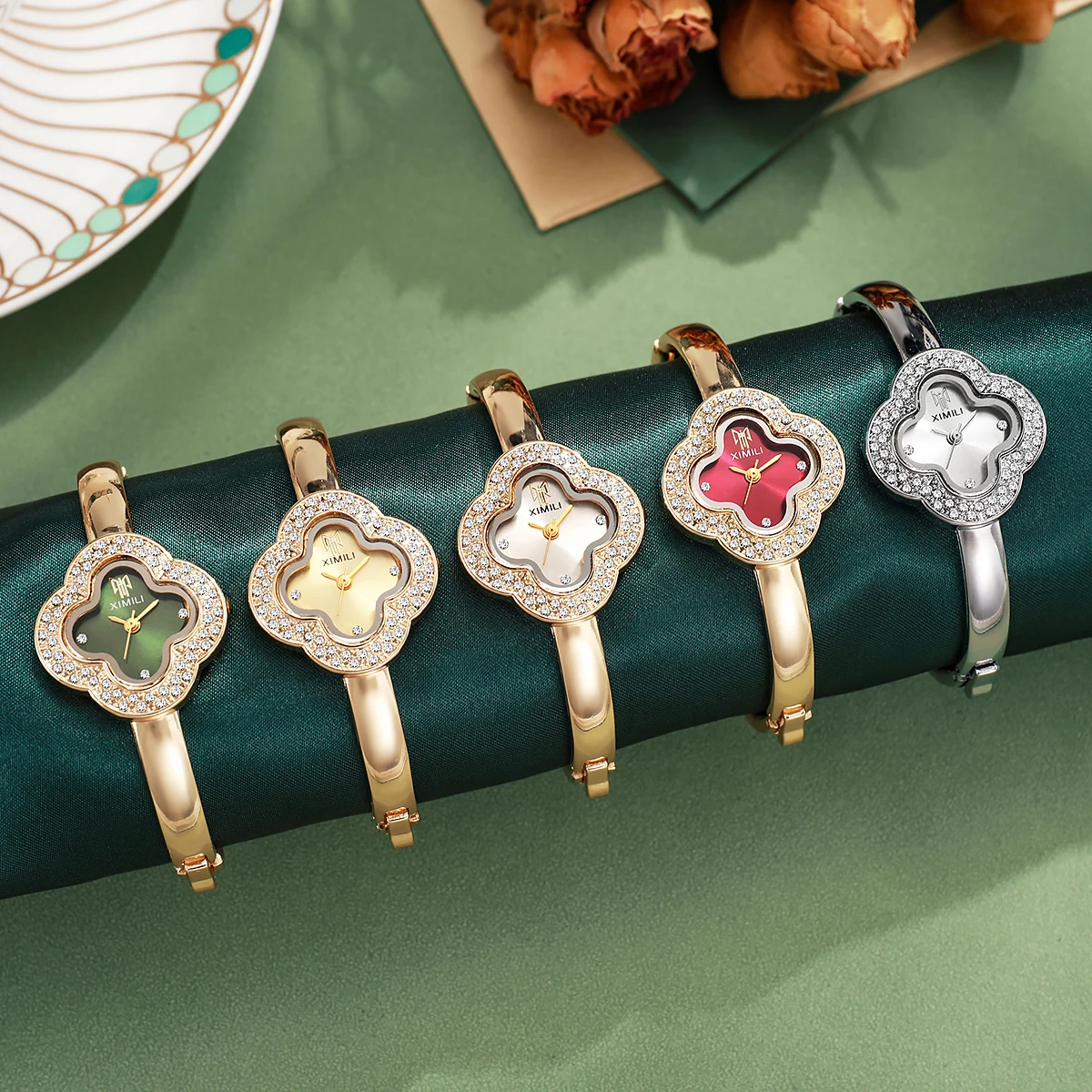 New Fashionable Women's Watch with Diamond Set Clover Gold Bracelet Shaped Quartz Watch (Best Choice for Women's Gifts)