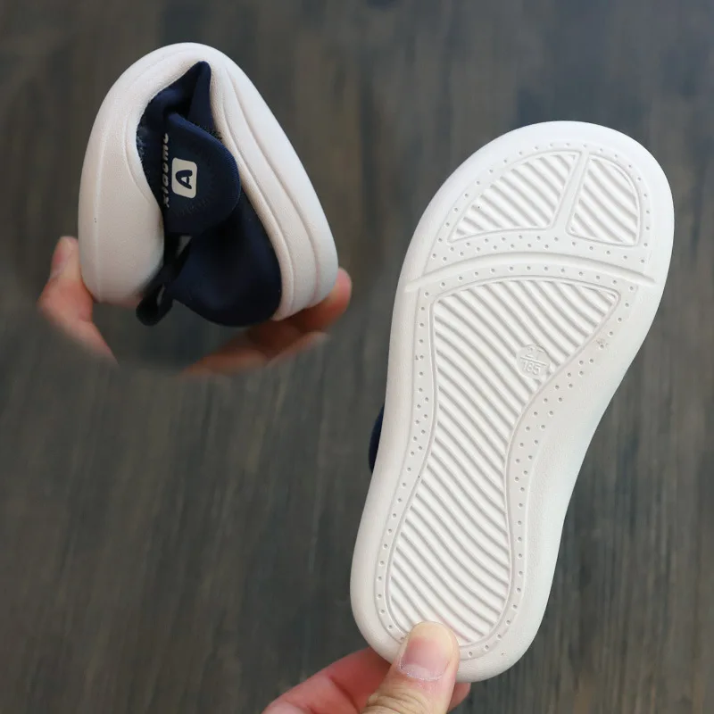 „Tenisówki piłkarskie dla maluchów unisex |   Miękkie, antypoślizgowe podeszwy do zabawy w pomieszczeniach |   Śliczne i ciepłe buty dziecięce (chłopcy i dziewczęta)"