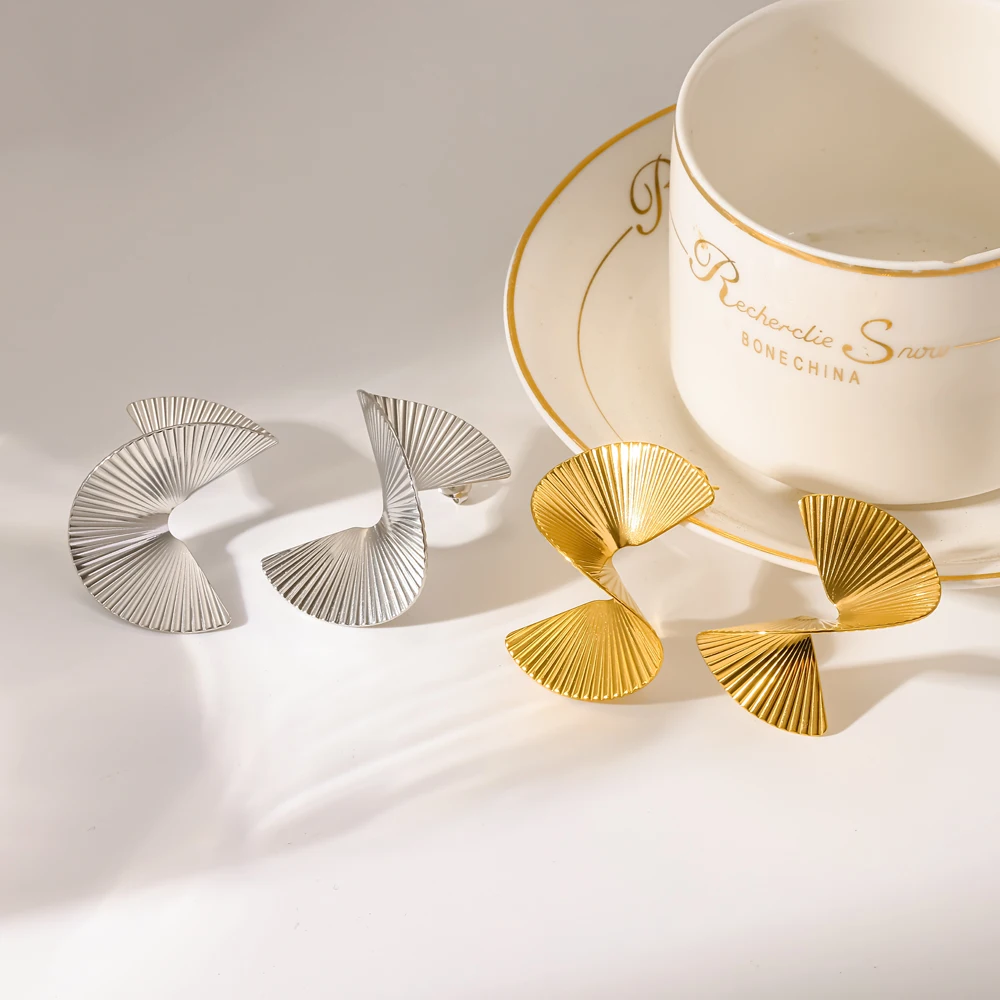 Goldfarbene Edelstahl-Spiral-Geometrie-Ohrstecker, modischer, wasserdichter Schmuck für Damen – Detail 2