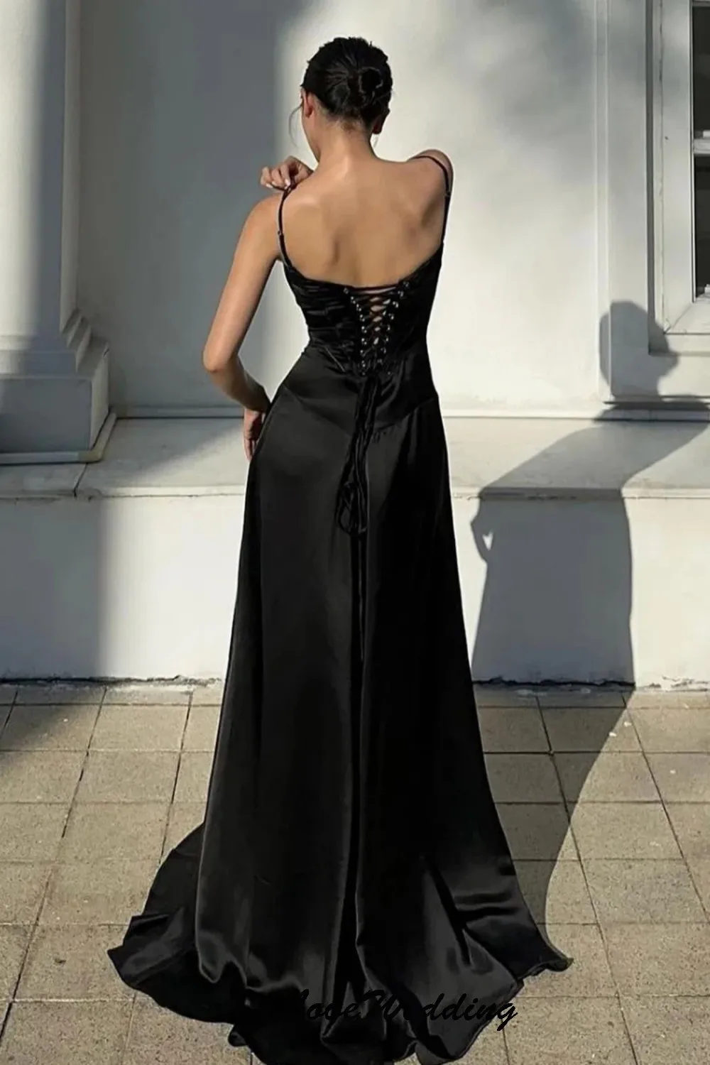 فساتين وصيفة العروس سوداء أنيقة للنساء من الساتان السباغيتي لحفلات الزفاف للنساء على شكل حرف a فستان سهرة بدون أكمام مخصص