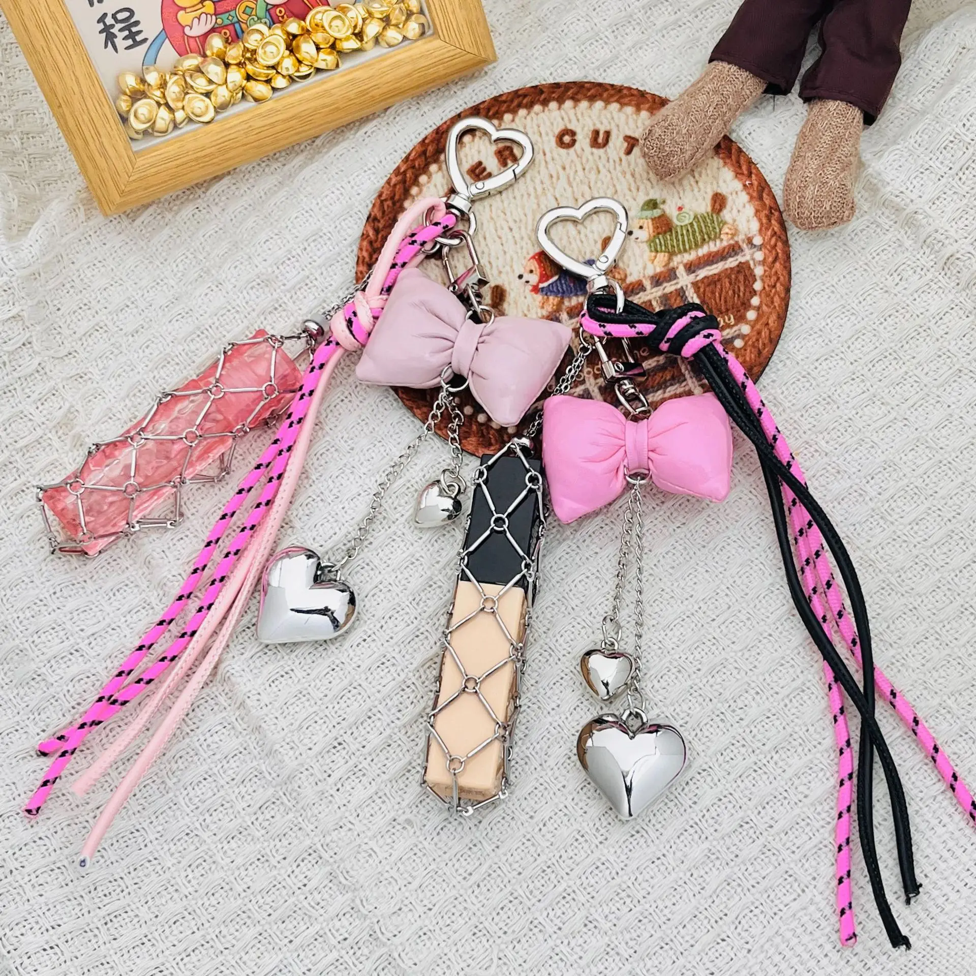 Personalisiertes Accessoire Schleifenband Gummiband Auto-Schlüsselanhänger Einzigartiger Niedlicher Taschen-Schlüsselring Anhänger Edelstahl Lippenstift Make-up Neues Geschenk – Detail 1