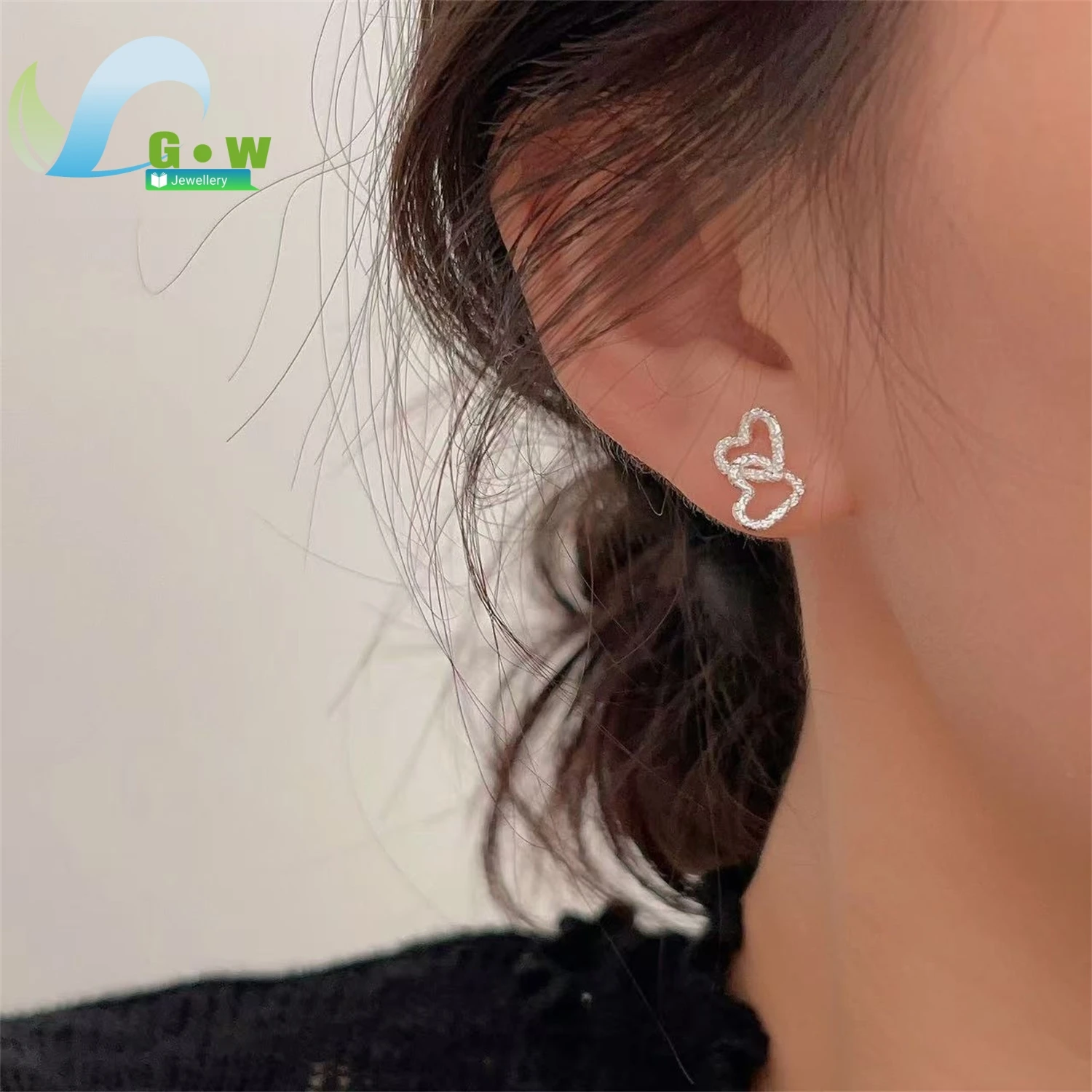 Pendientes con forma de corazón, diseño minimalista, pequeños, delicados y elegantes, ideales para el uso diario, un regalo encantador para ella, para su novia o esposa, para su cumpleaños.