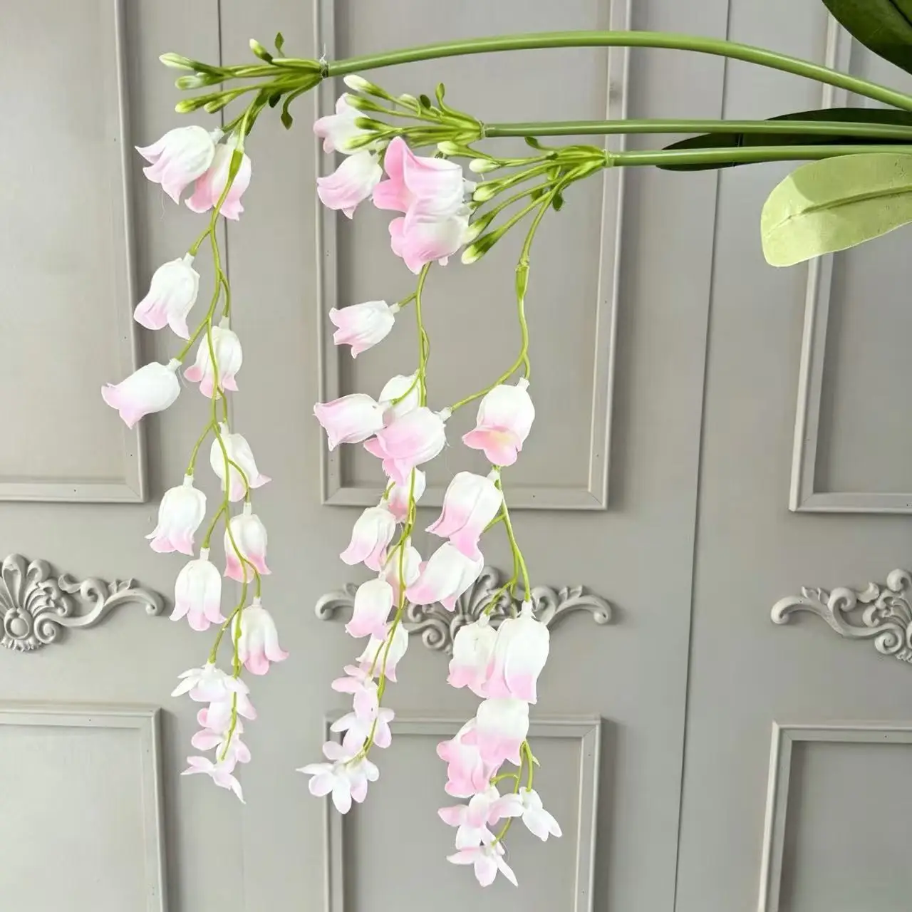 5 Stück Künstliche 108cm Windspiele Seidenblumen Zweig Hochzeitssaal Wanddekoration Wegweiser Maiglöckchen Heimdekoration – Detail 15