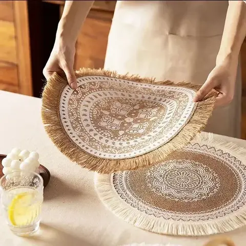 Boho 라운드 플레이스 매트 15 인치 농가 짠 황마 프린지 TableMats 다이닝 룸 INS 테이블 장식을위한 Pompom 술 장소 매트