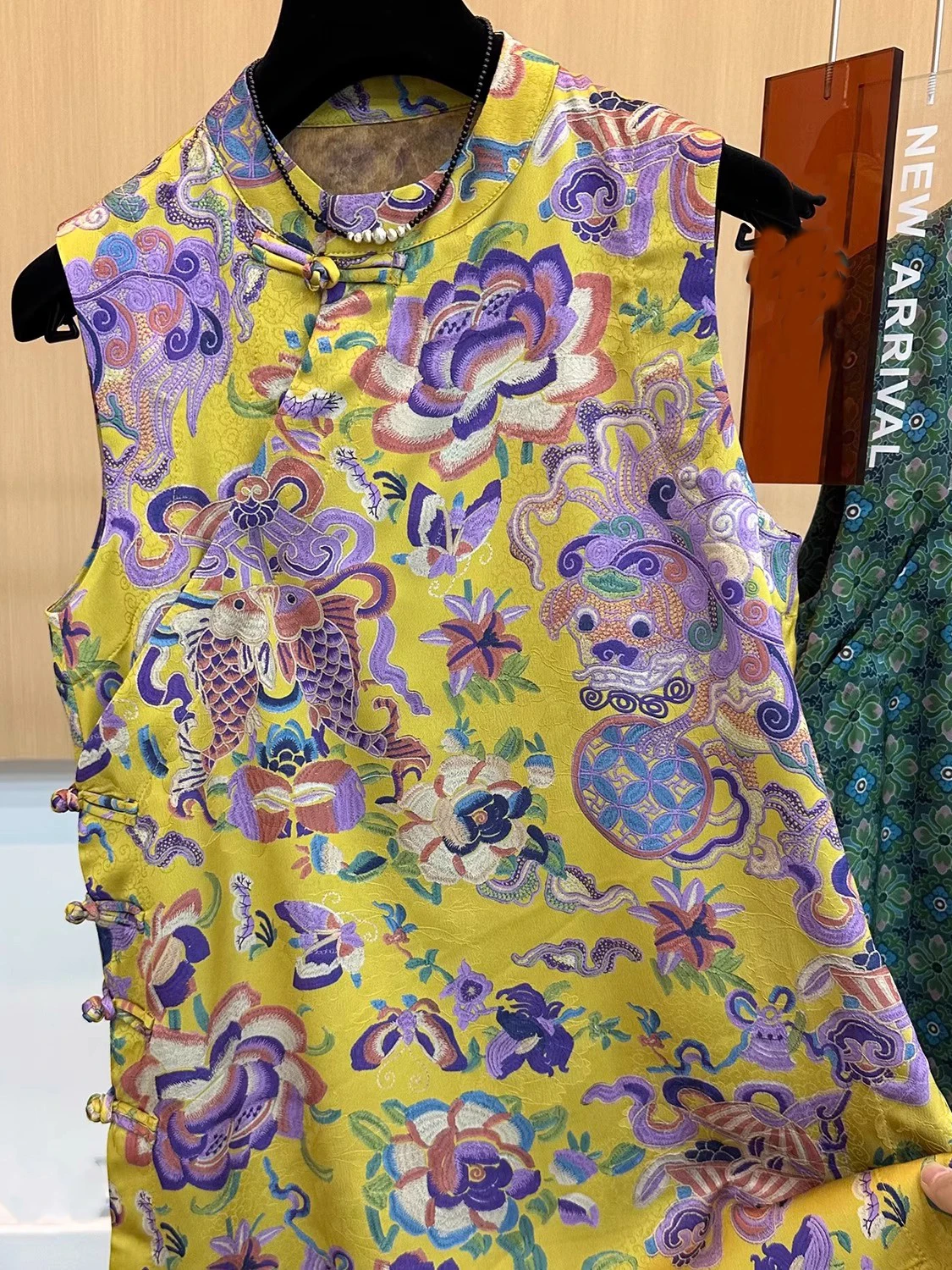 

New Chinese Style Stand Collar Button Front Sleeveless Top Women's Summer High Fashion Print Midi Length Vest Style Shirt