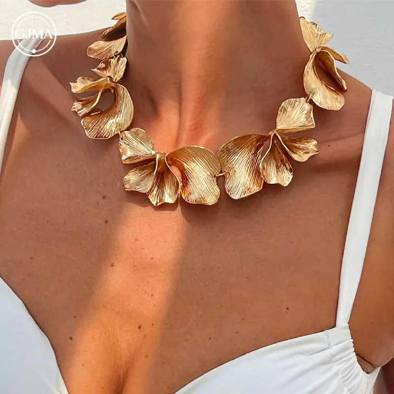 Textured Flower Pendant Necklace Niche Luxury Versatile Accessory for Women Luxury Designer Jewelry