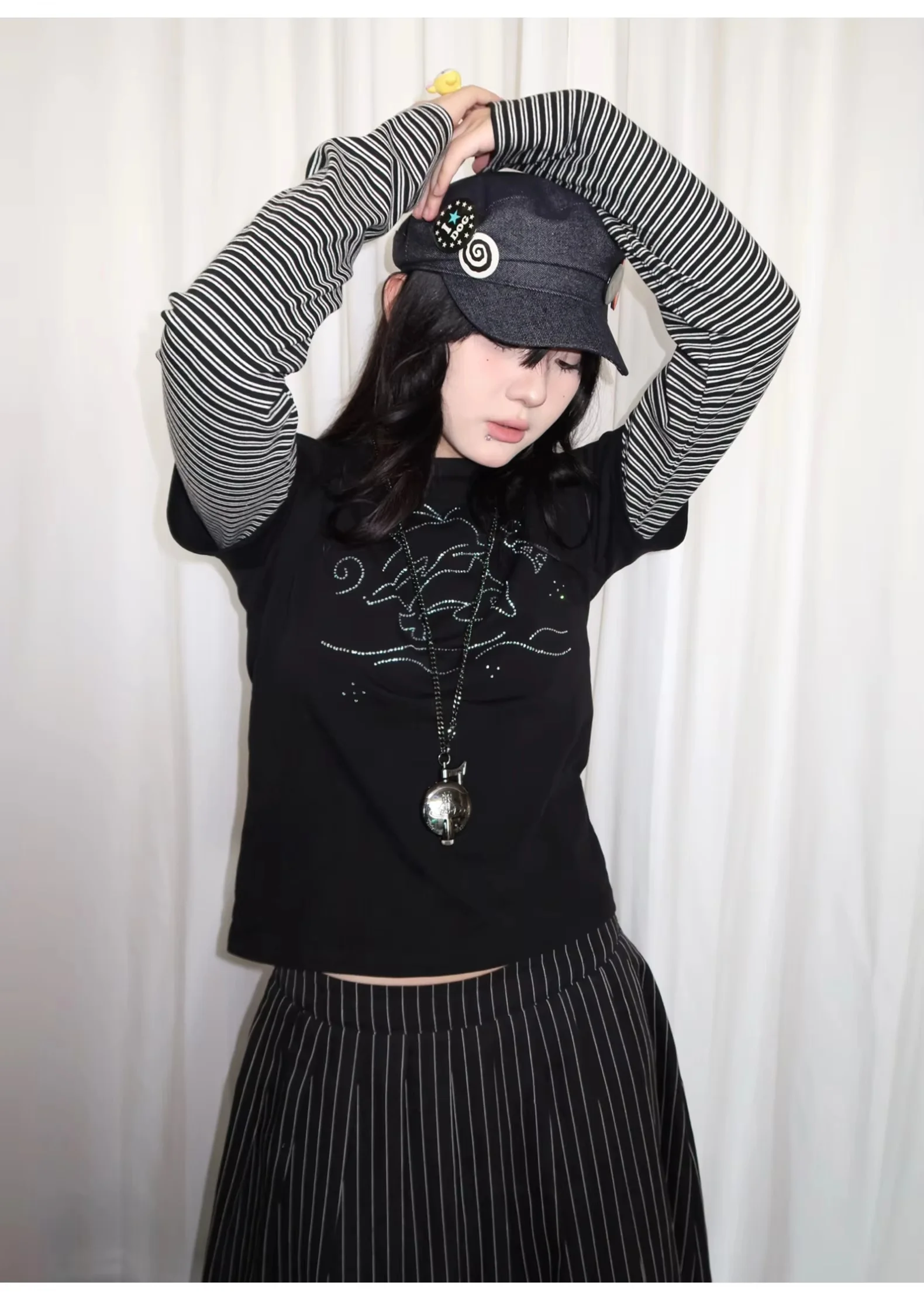 Damen Y2K Fake Zweiteiler Langarm-Oberteil mit Schwarz Gestreiften Ärmeln, Strass-Delfin-Print, Slim Fit, Süßes Alt-T-Shirt – Detail 5
