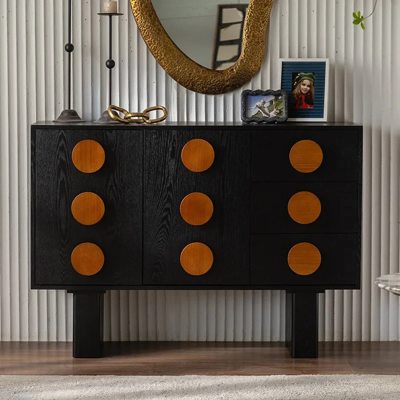 middeleeuwse massief houten negen borstkasten, decoratieve gangpadkasten in de woonkamer van bed en ontbijt