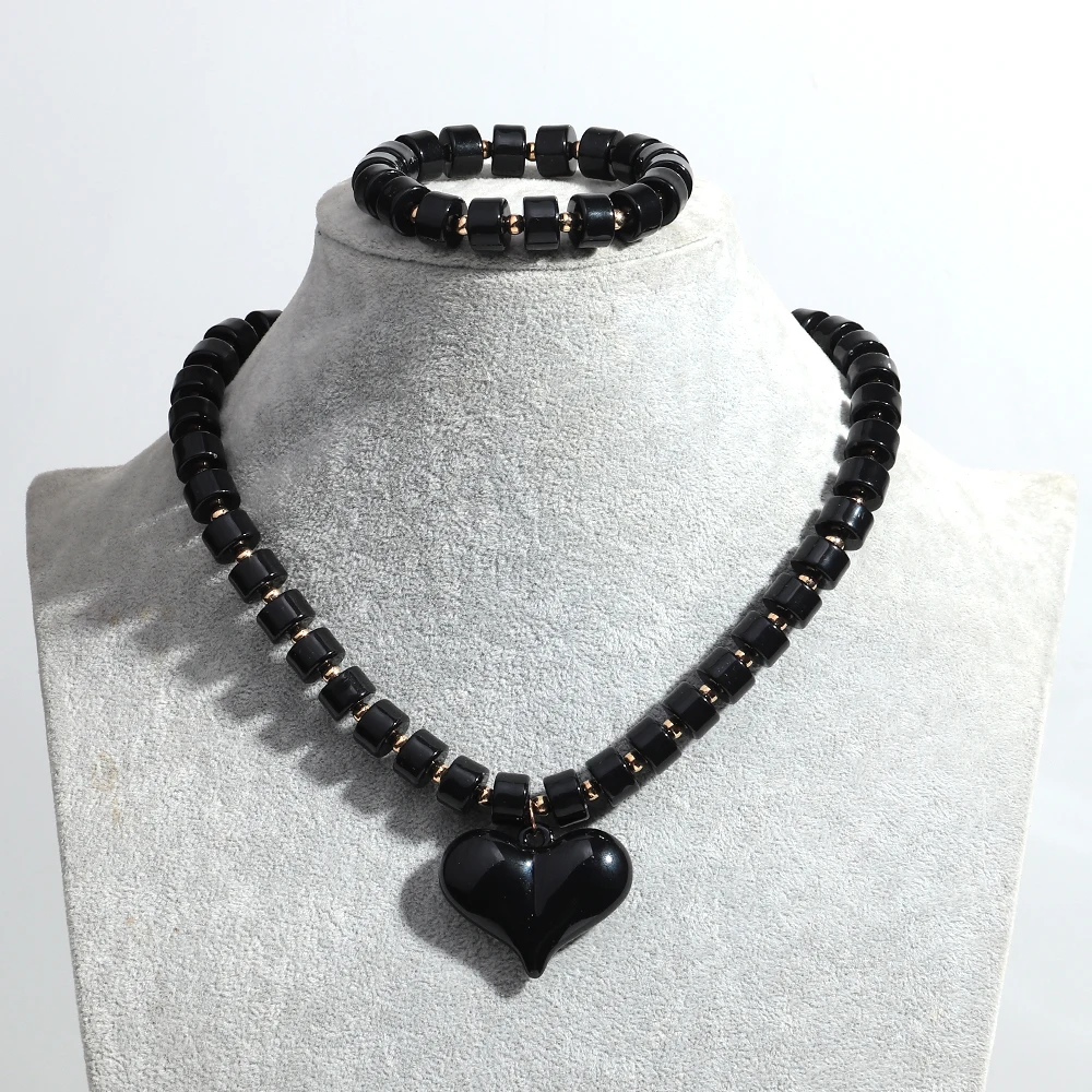 Gothic-Acryl-Armbänder mit schwarzen Perlen, Halsketten-Set für Damen, modischer Herz-Anhänger, Choker-Halsketten, 2025, neuer Schmuck – Detail 5