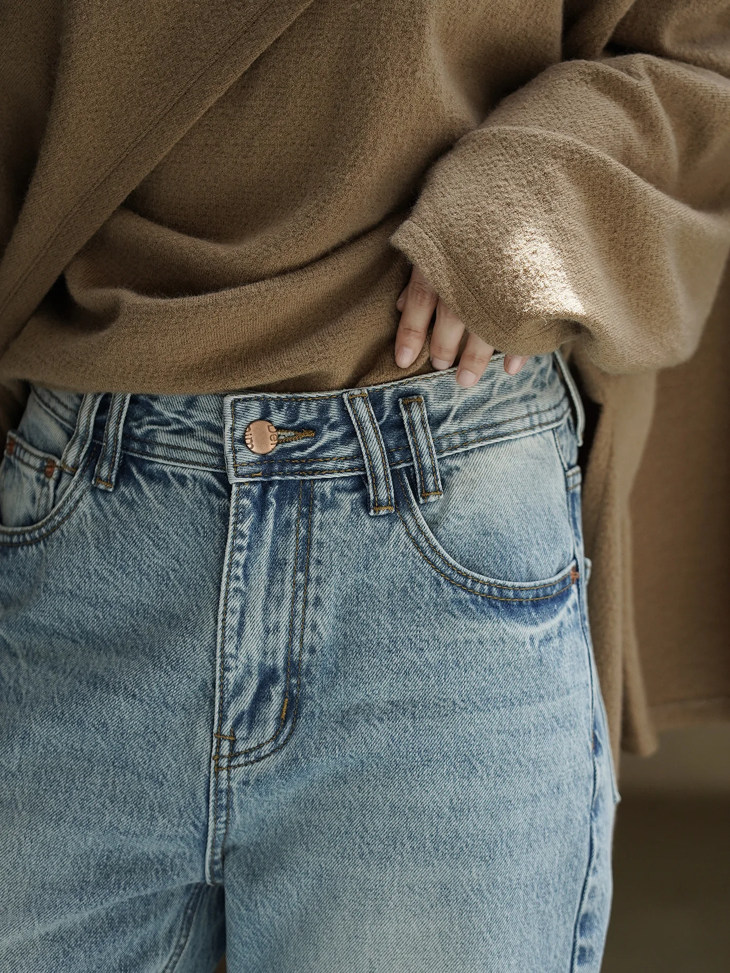 

Полированные белые джинсы из потертого денима в стиле ретро с естественным ощущением, аккуратные повседневные брюки прямого кроя для женщин.