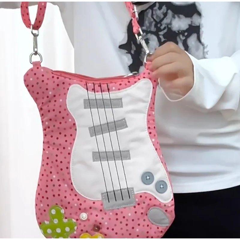 Umhängetasche in Gitarren-/Bassform, Handtasche aus Stoff mit vierblättrigem Kleeblatt- und Polka-Dot-Knopf-Design, leichte Freizeittasche – Detail 13