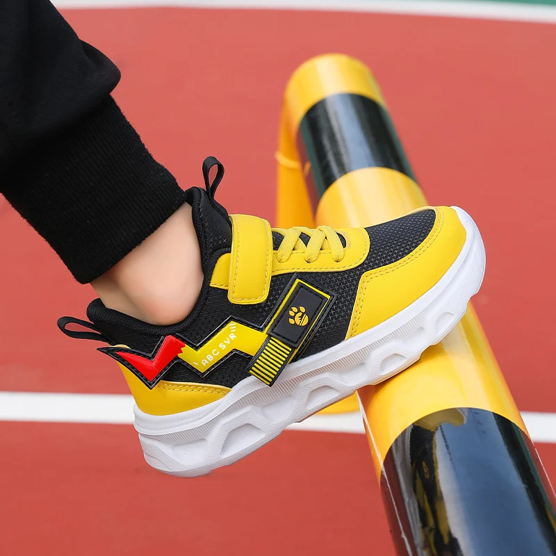 Novos sapatos esportivos infantis respiráveis e antiderrapantes para crianças no outono de 2025, tênis de corrida leves e casuais para meninos