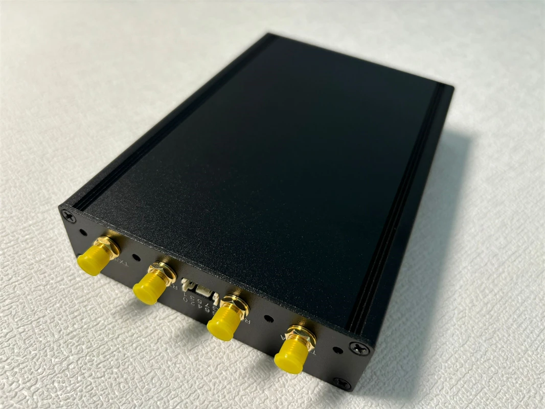 B200 USRP B210 متوافق مع أداء الإصدار الأصلي. 1PPB (0.001PPM) التردد: 70 ميجا هرتز - 6 جيجا هرتز AD9361 ثنائي القناة