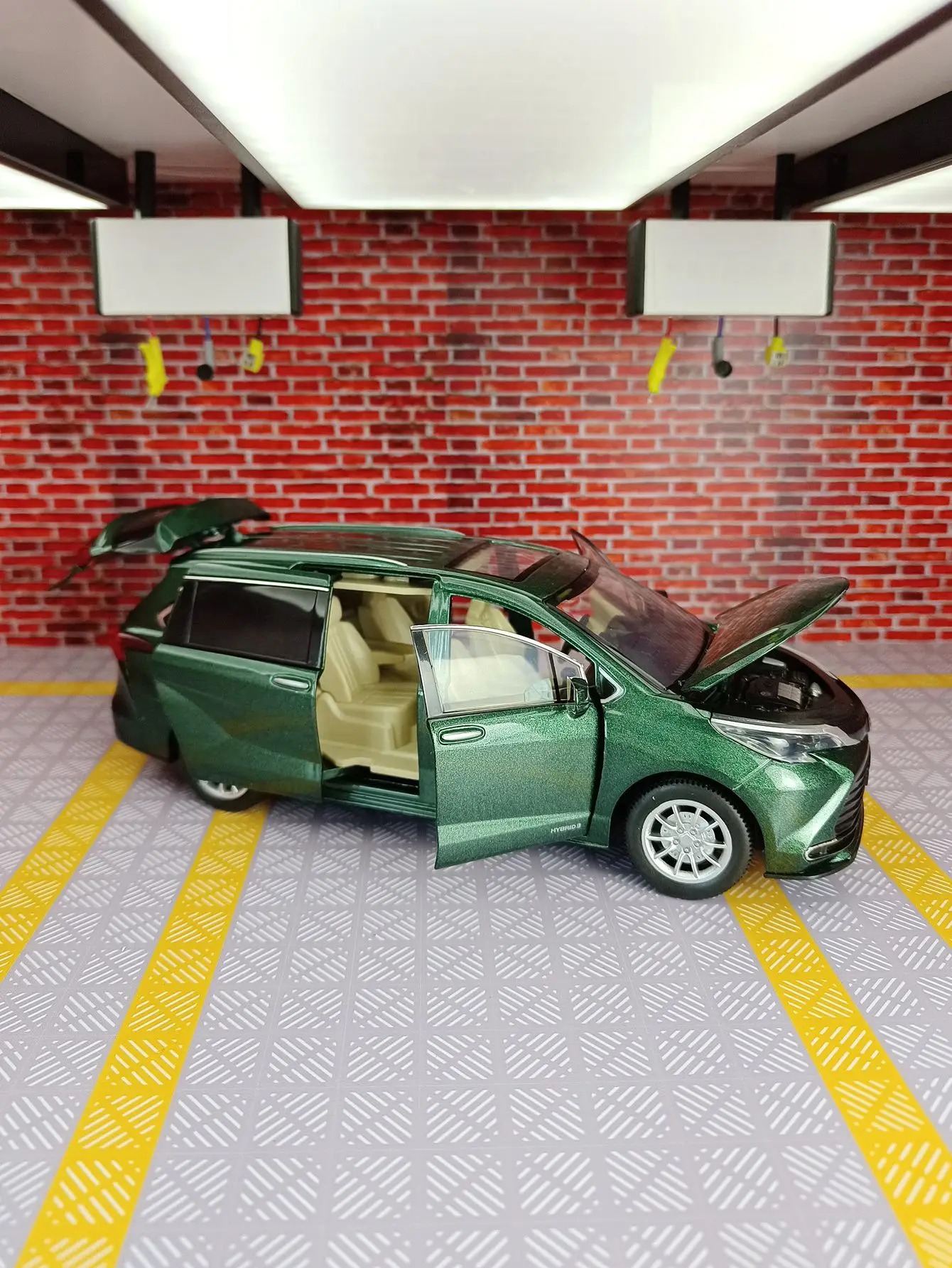 Le porte del modello di auto in lega 1:24 e il bagagliaio del cofano motore possono essere aperti hanno funzioni di suono e illuminazione simulate di pregevole fattura