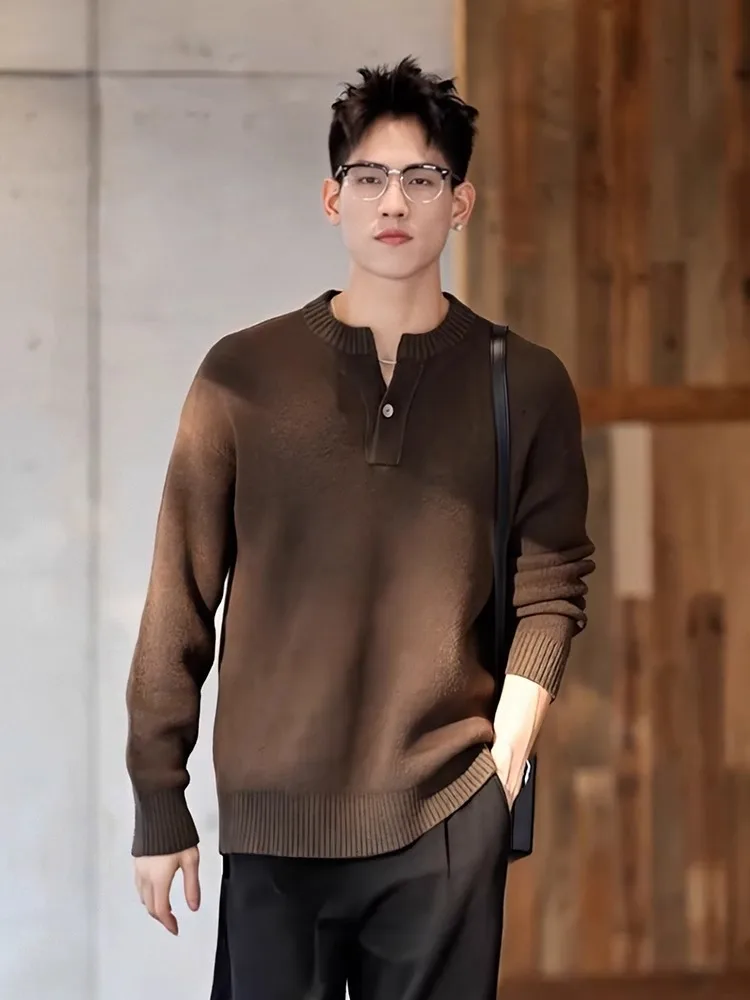 

Коричневый вязаный свитер с длинными рукавами для мужчин: простой дизайн, модный городской стиль, весенний тренд, молодежная мода, легкий и элегантный образ.
