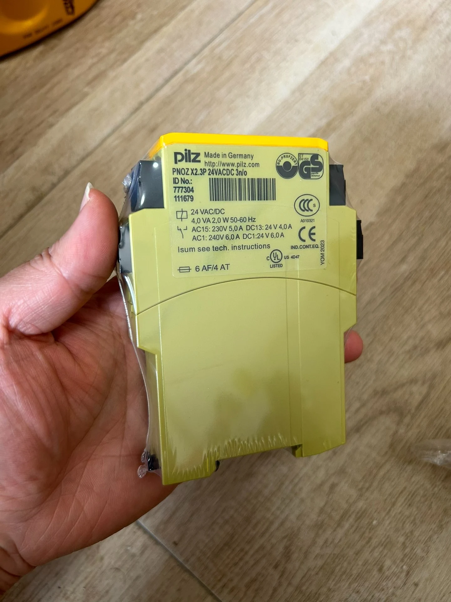 Pilz safety relay X2.3P 777304 in Stock