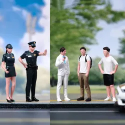 Miniatures 1/64 Traffic Police Talking Walking Smoking Man Street Scene Sand Table Photography Model Toy for Car Vehicles